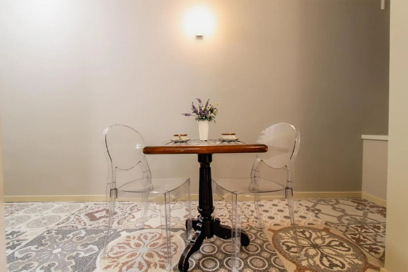 Decorative detail in Velia Relais