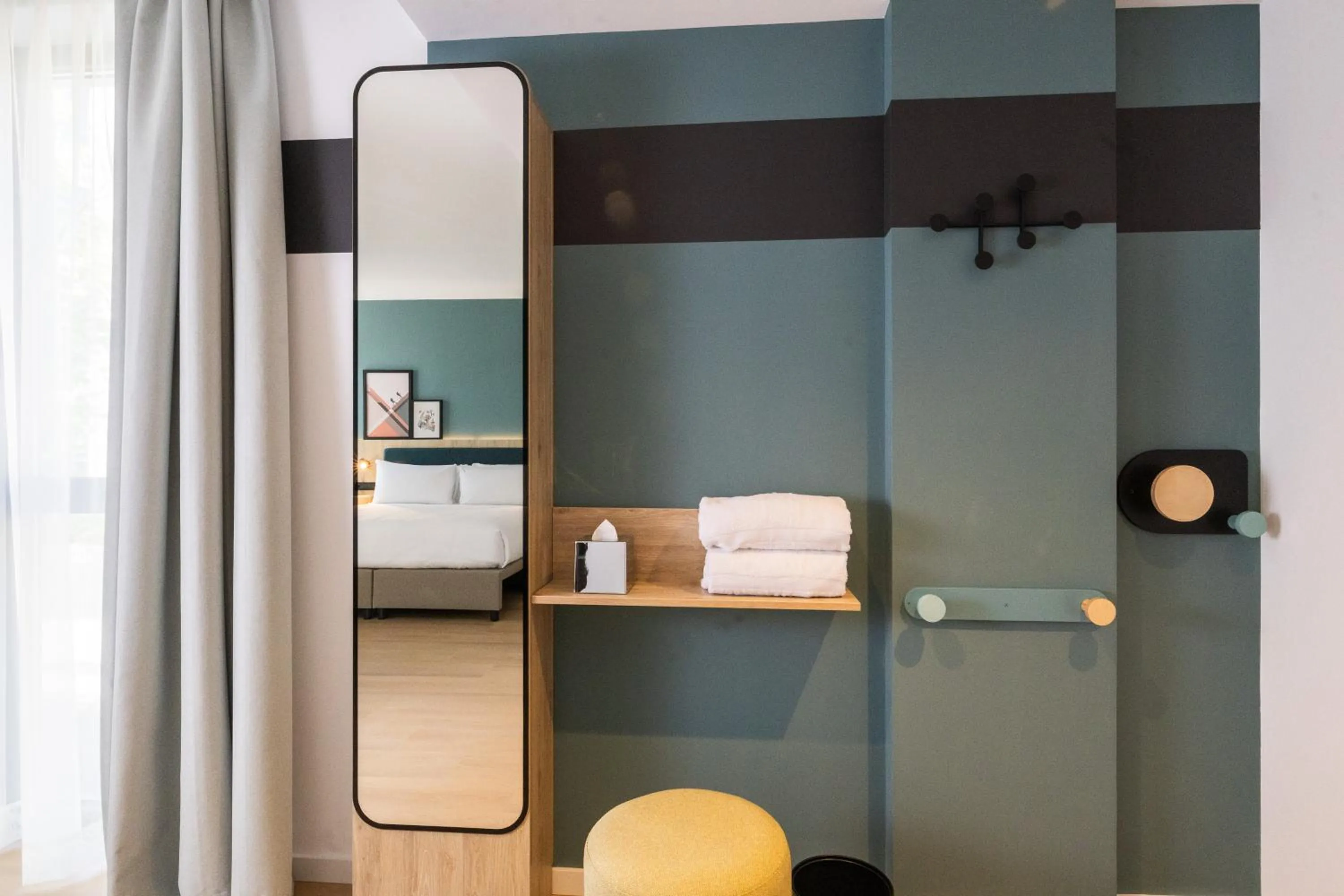 wardrobe, Bed in Spark By Hilton Madrid Alcala