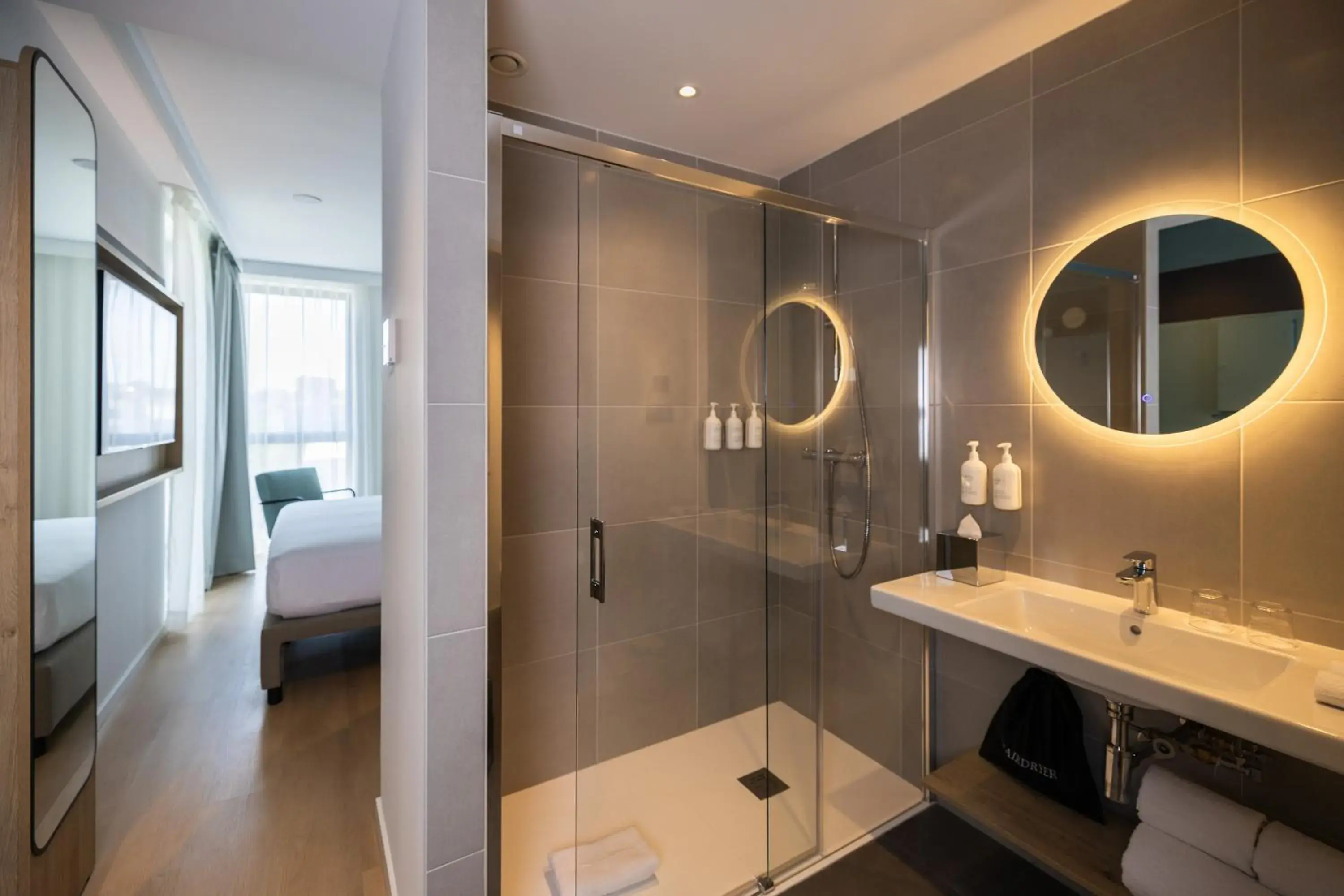 Shower, Bed in Spark By Hilton Madrid Alcala Shower, Bed in Spark By Hilton Madrid Alcala