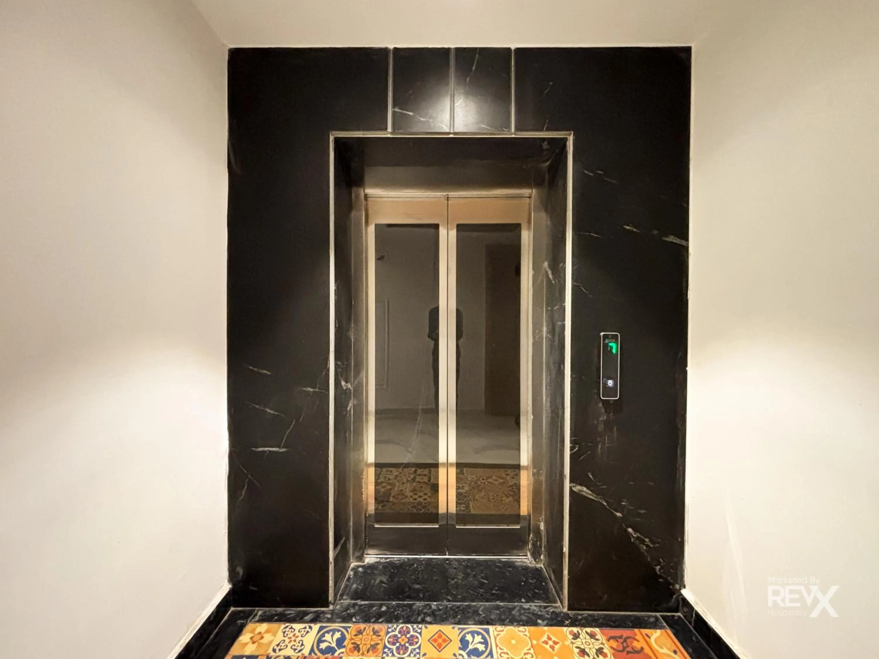 elevator in Oak Leaf Hotel