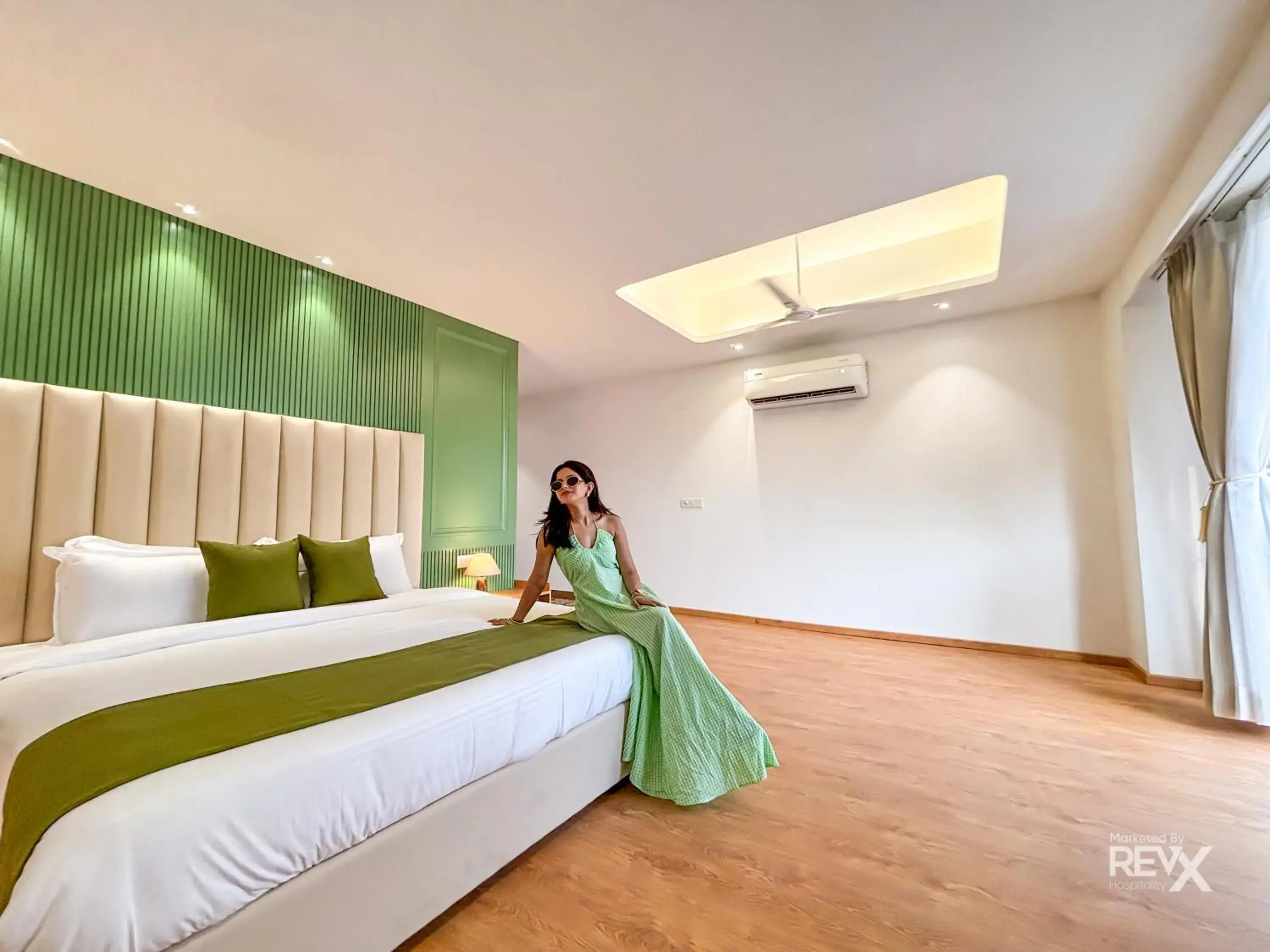 Double Room with Mountain View in Oak Leaf Hotel Double Room with Mountain View in Oak Leaf Hotel