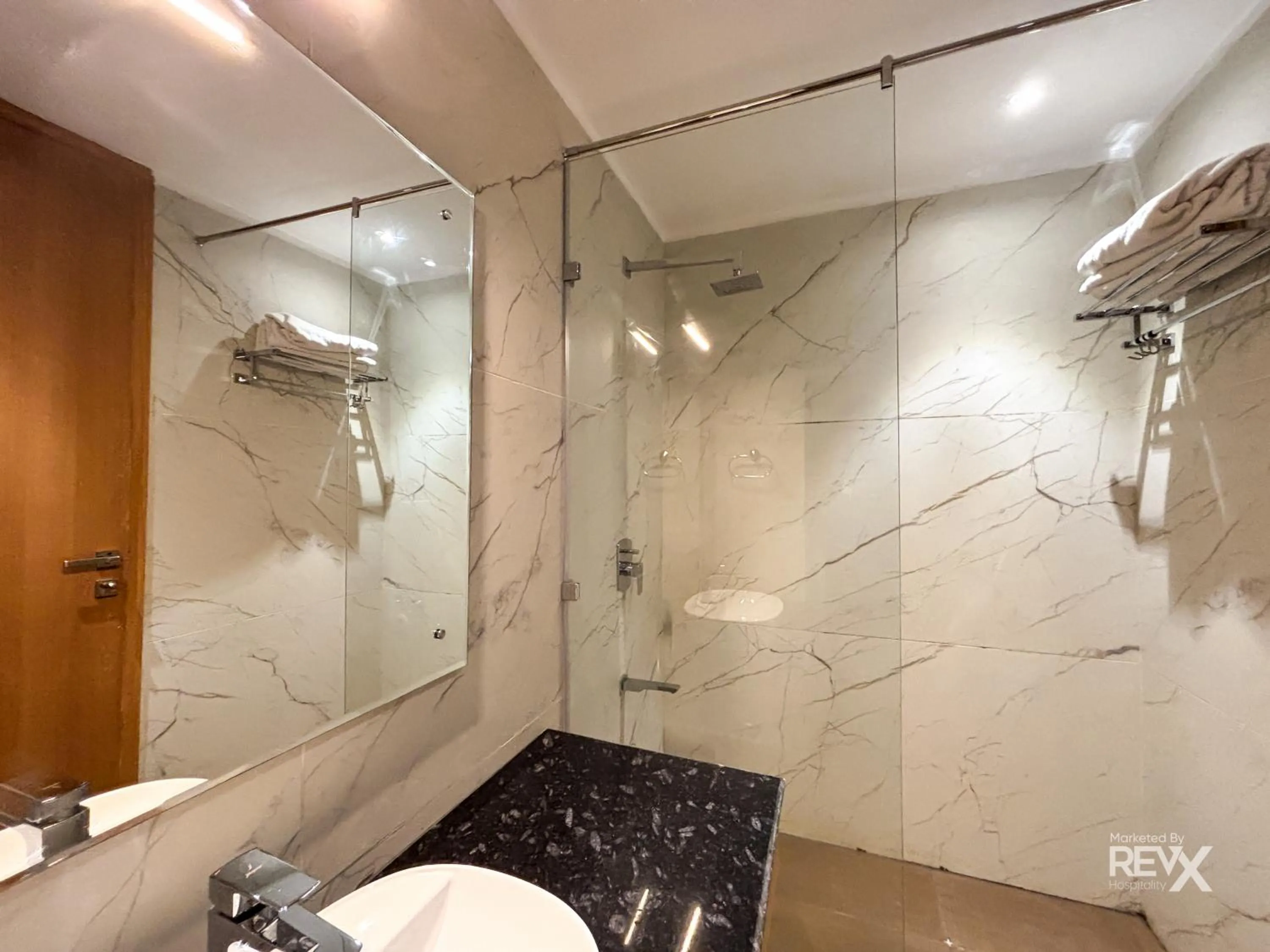 Bathroom in Oak Leaf Hotel