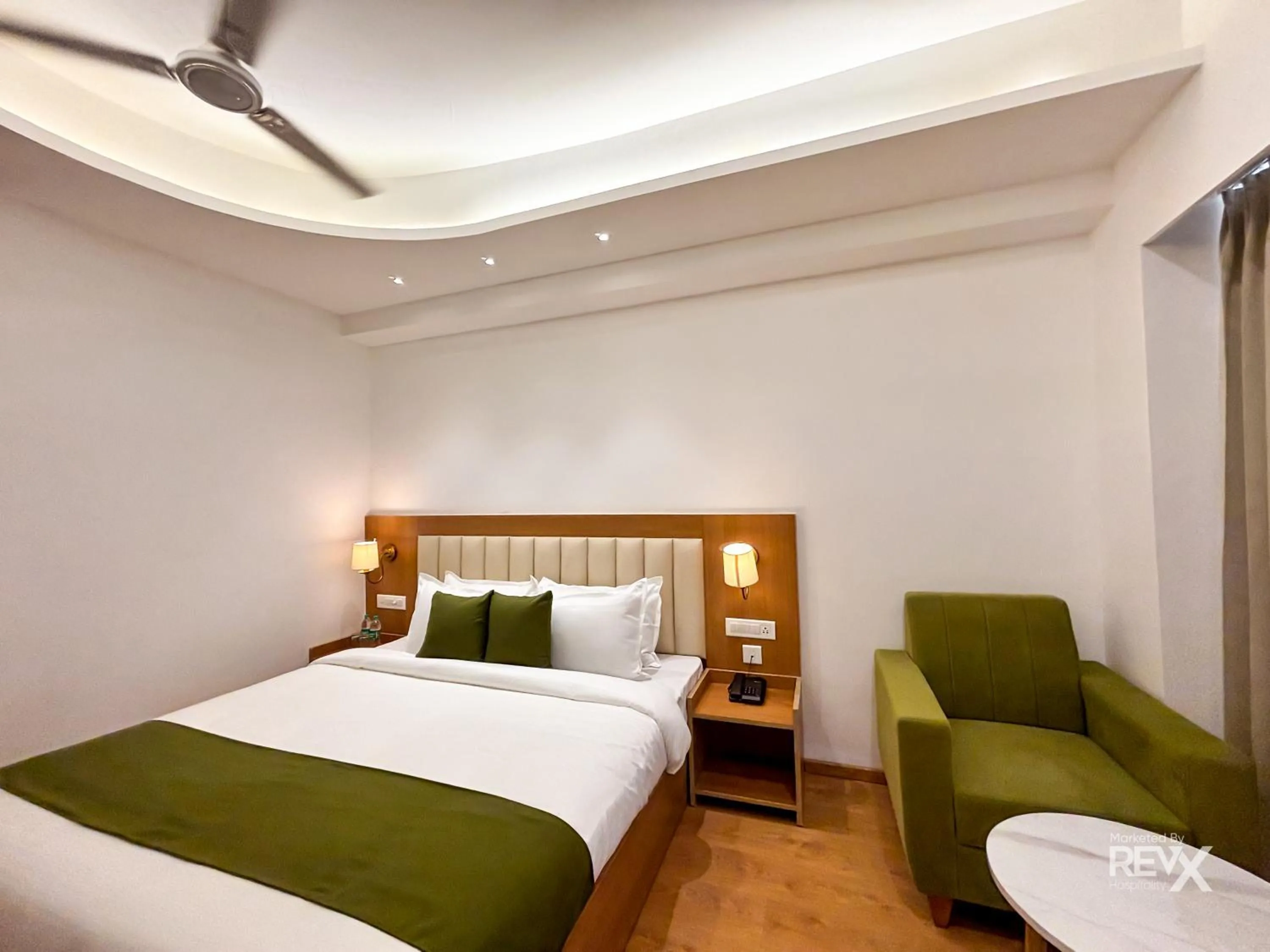 Photo of the whole room, Bed in Oak Leaf Hotel