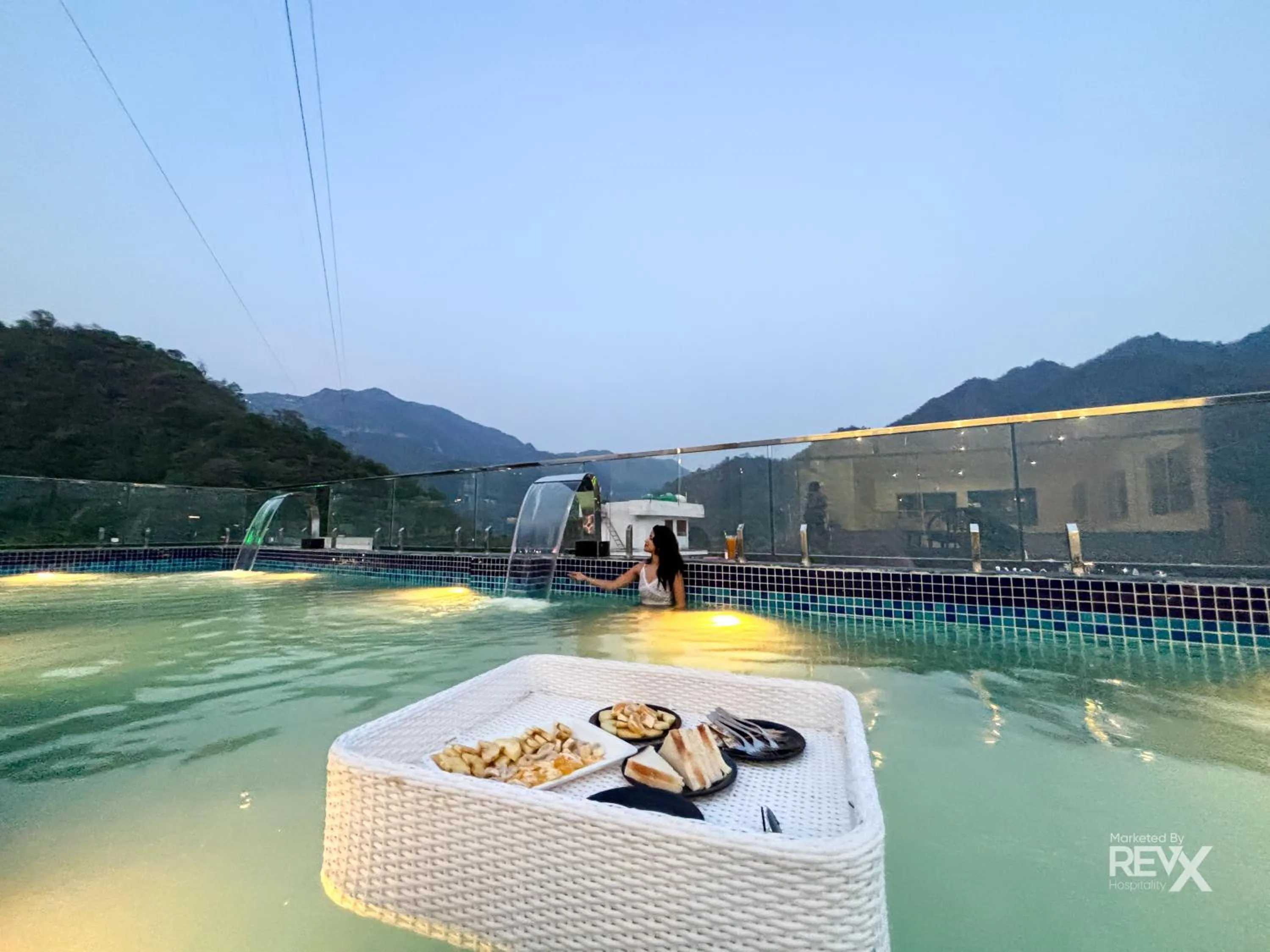 Swimming pool in Oak Leaf Hotel