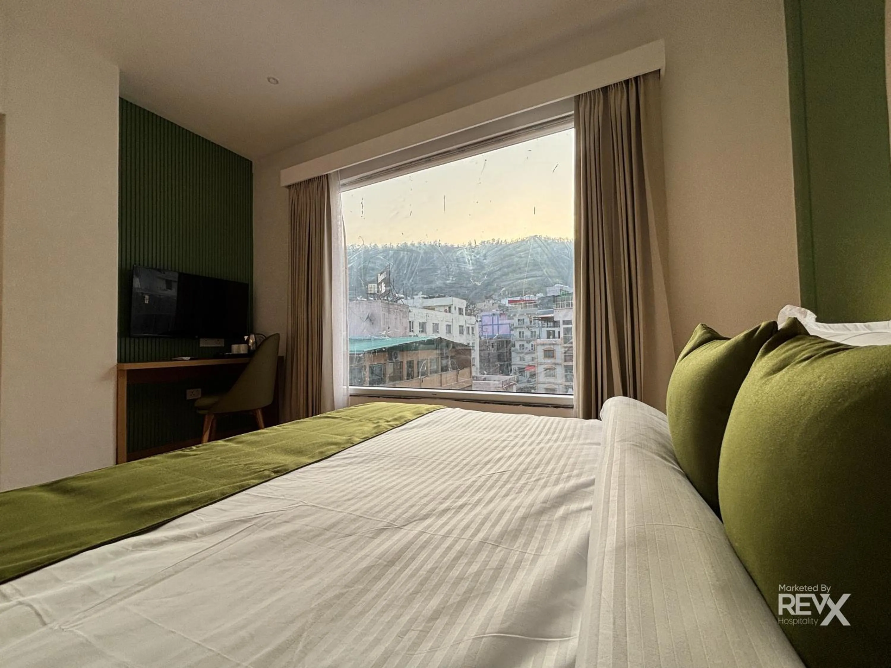 Bedroom, Bed in Oak Leaf Hotel