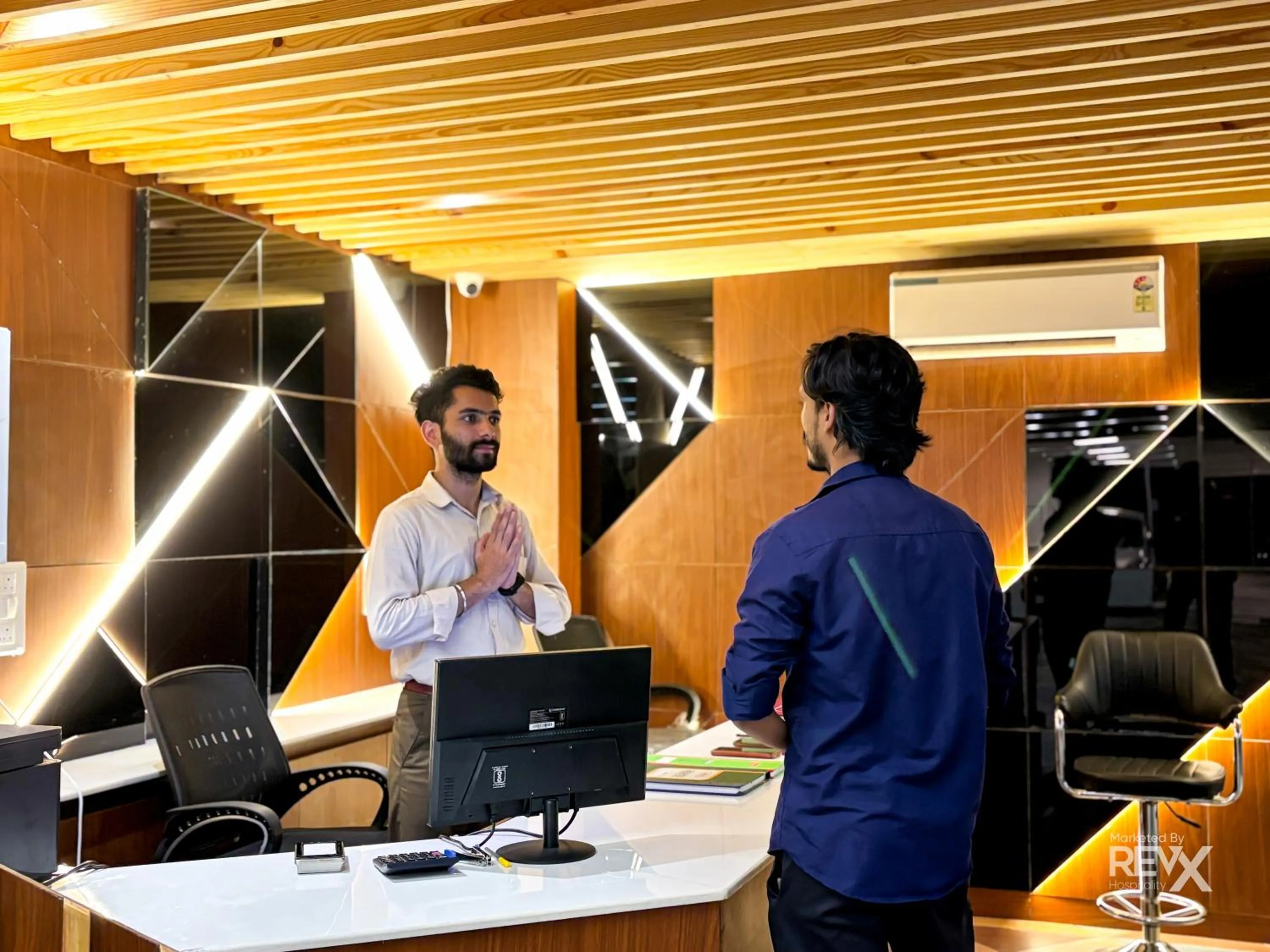 People in Oak Leaf Hotel