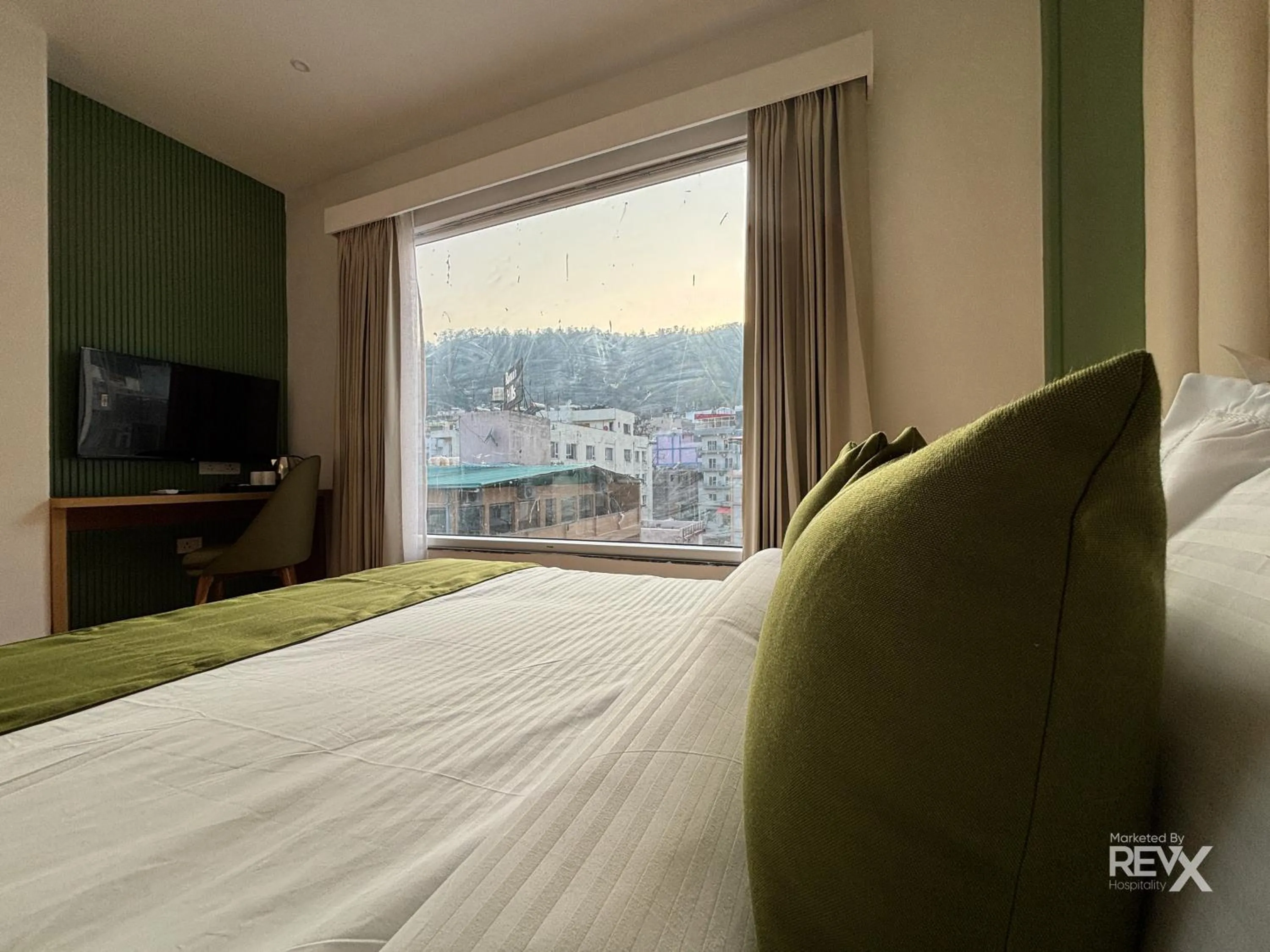 Bedroom, Bed in Oak Leaf Hotel