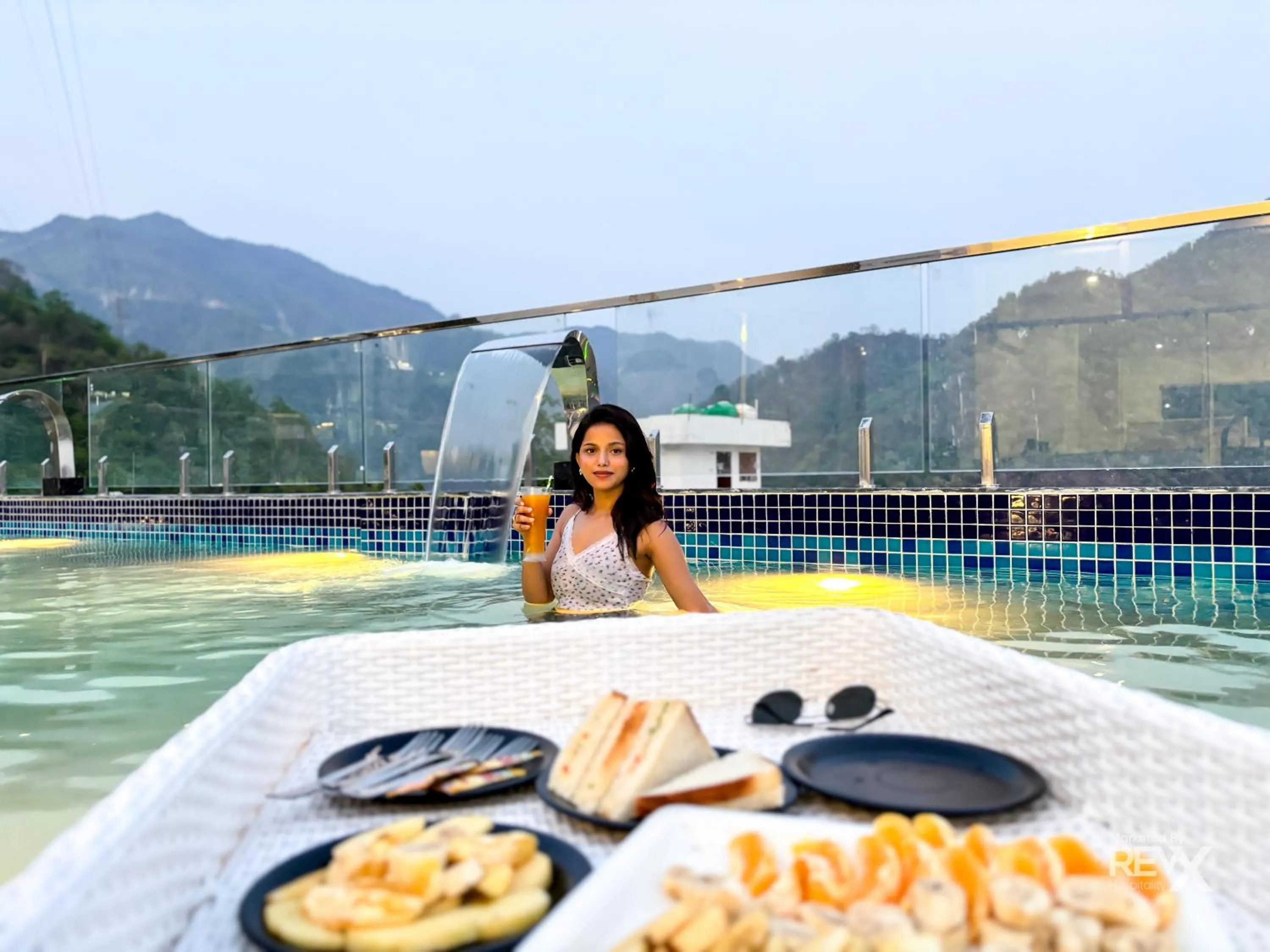 Swimming pool in Oak Leaf Hotel