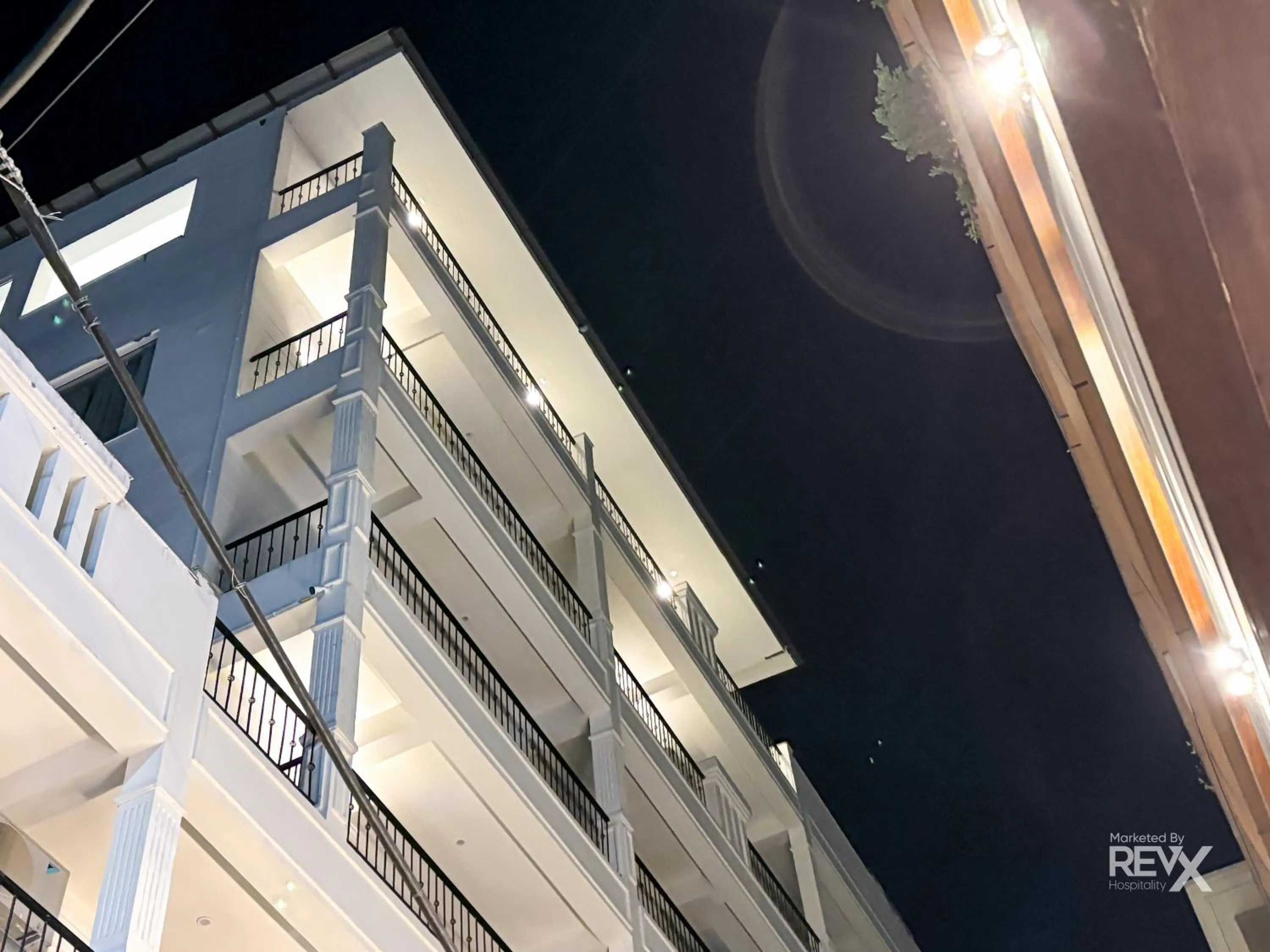 Property building in Oak Leaf Hotel