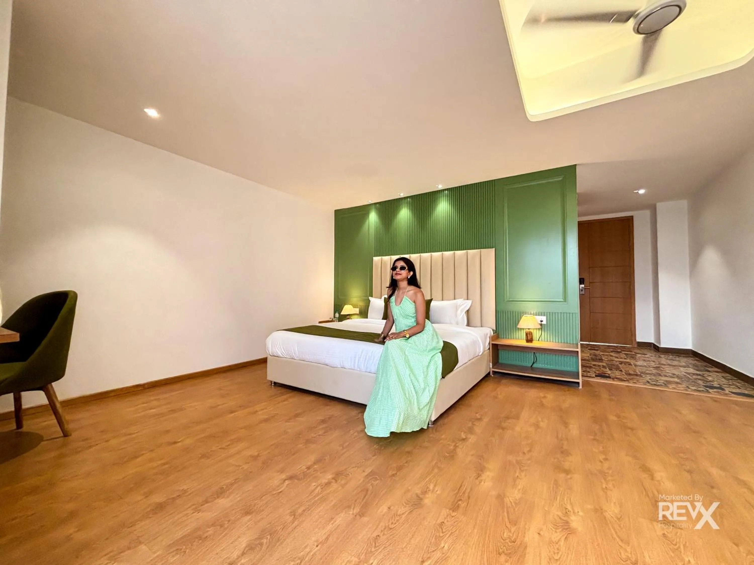 Photo of the whole room, Bed in Oak Leaf Hotel