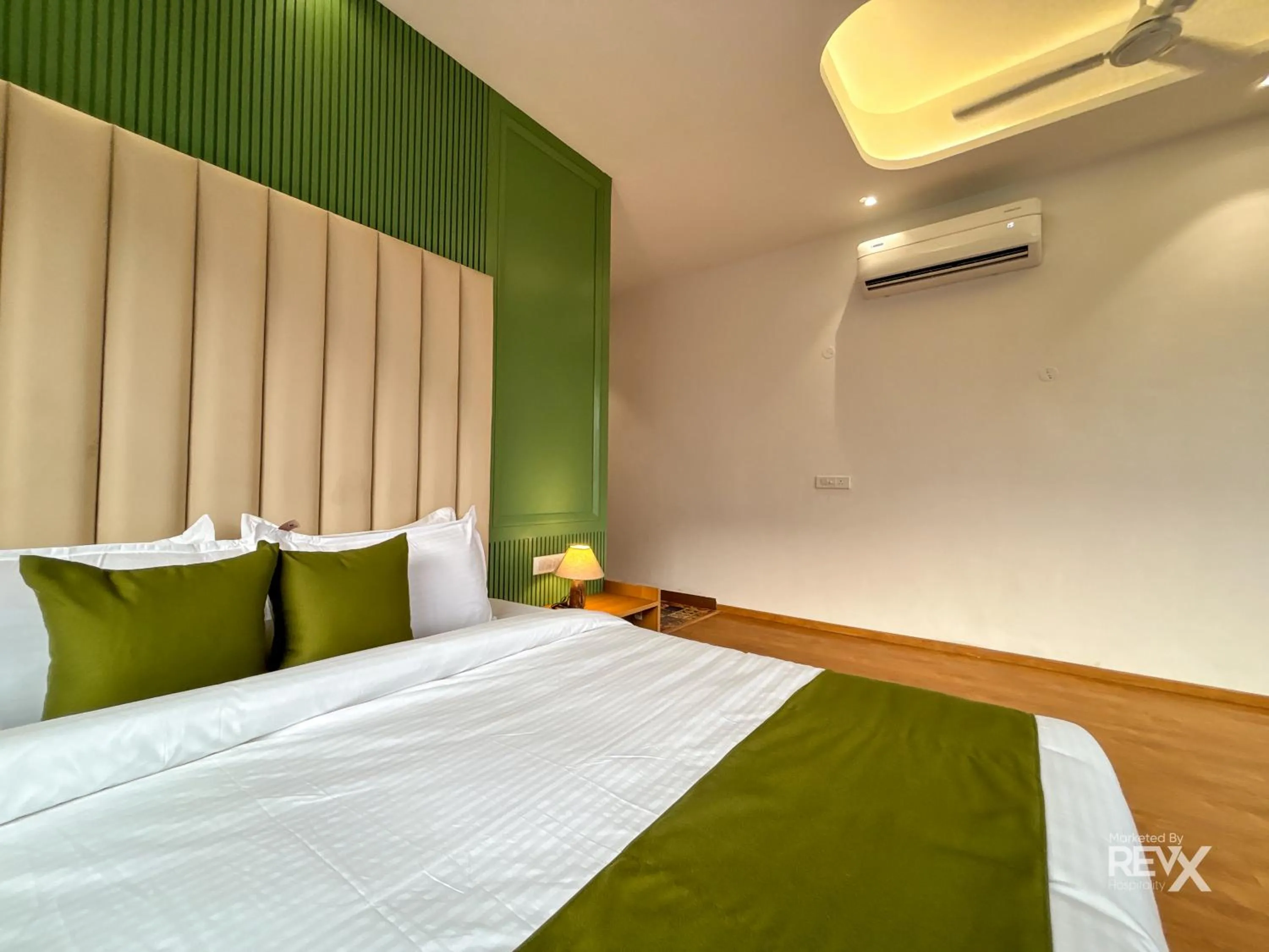 Bedroom, Bed in Oak Leaf Hotel