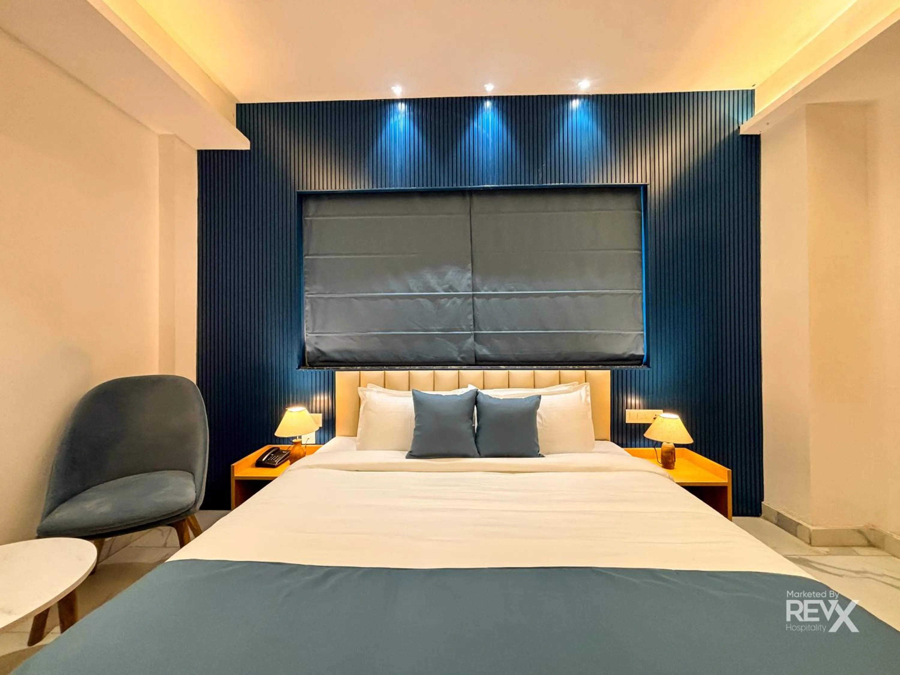 Photo of the whole room, Bed in Oak Leaf Hotel