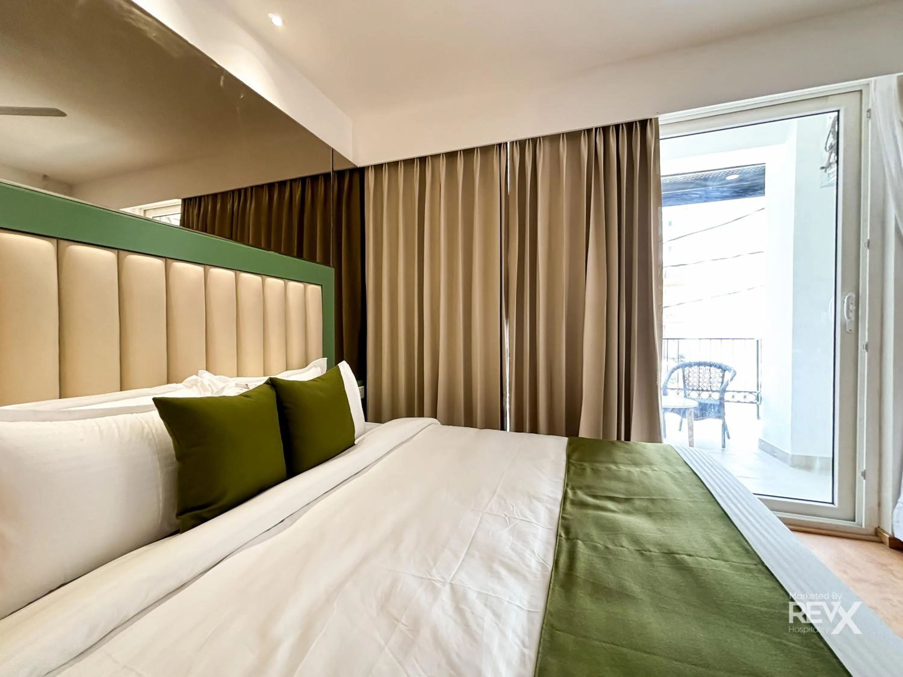 Photo of the whole room, Bed in Oak Leaf Hotel