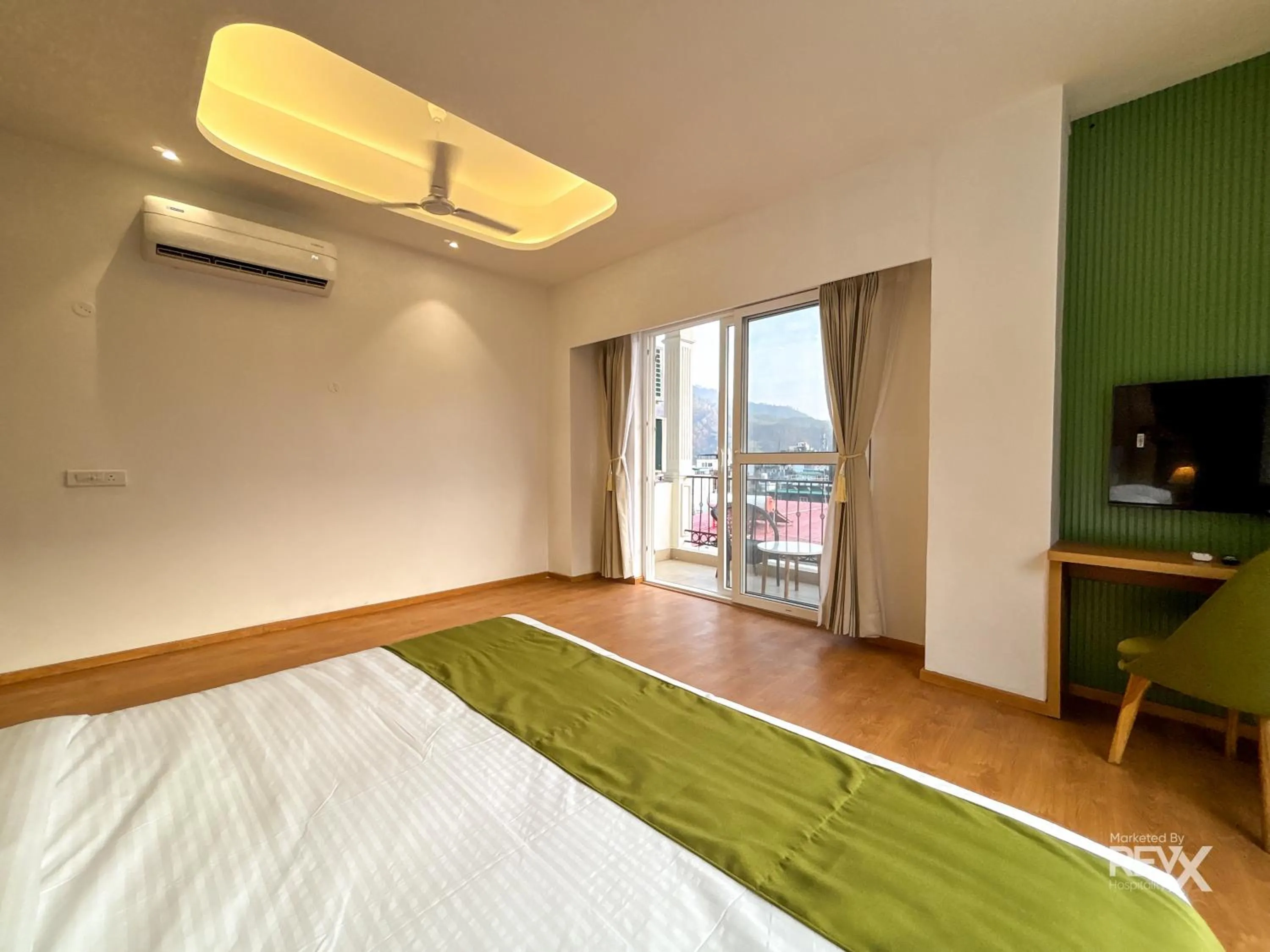 Bedroom, Bed in Oak Leaf Hotel