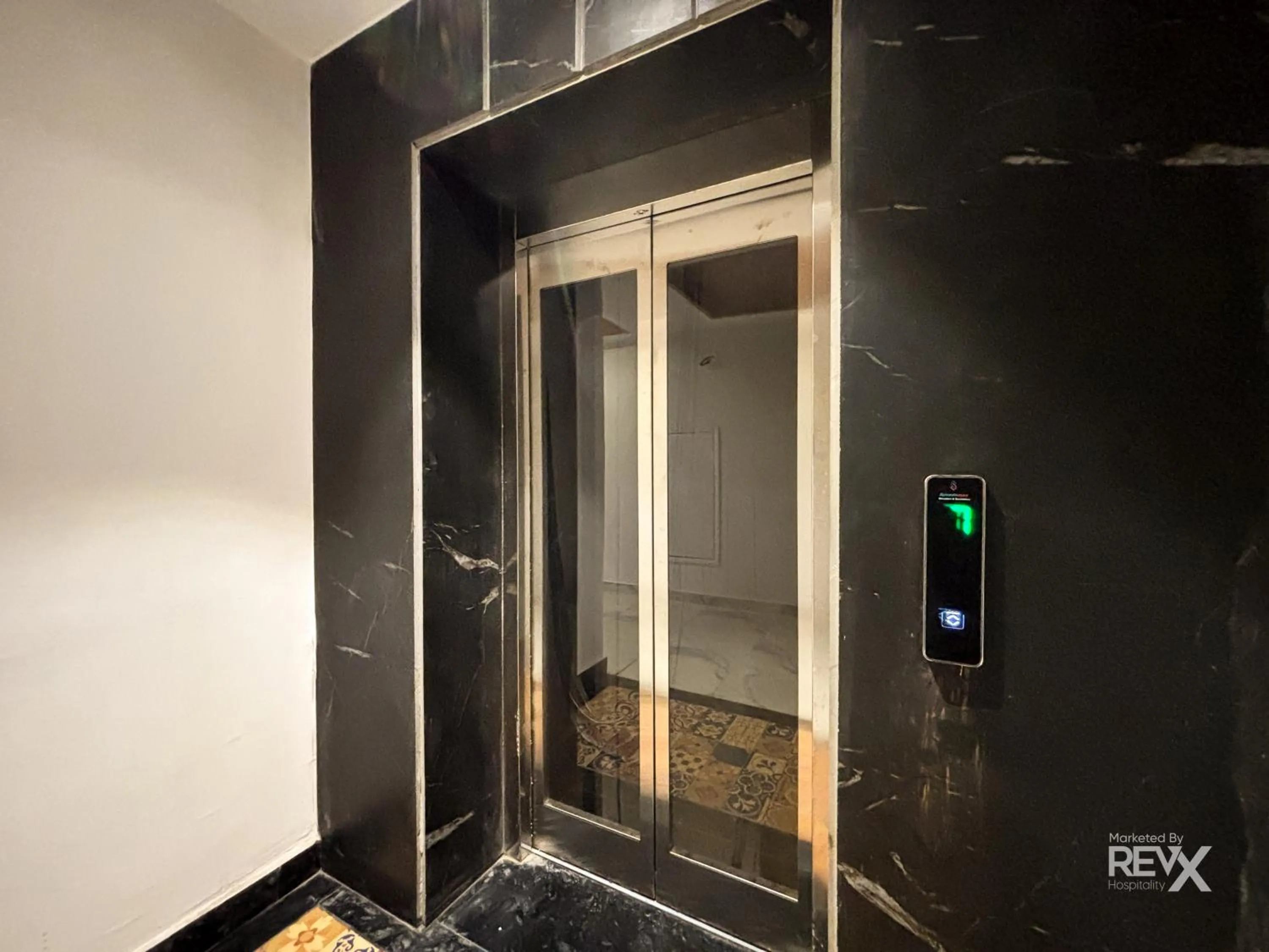 elevator in Oak Leaf Hotel