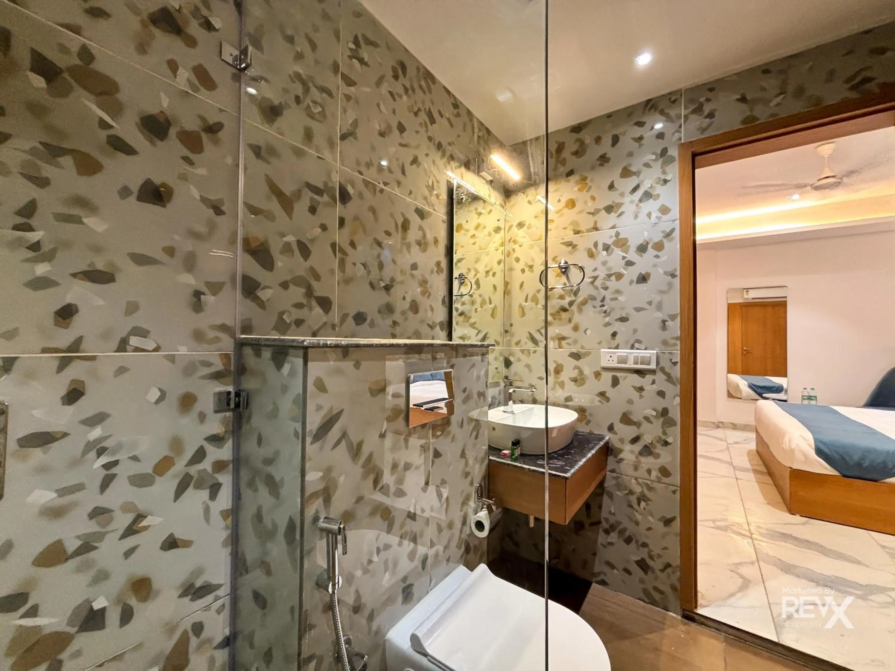 Toilet in Oak Leaf Hotel