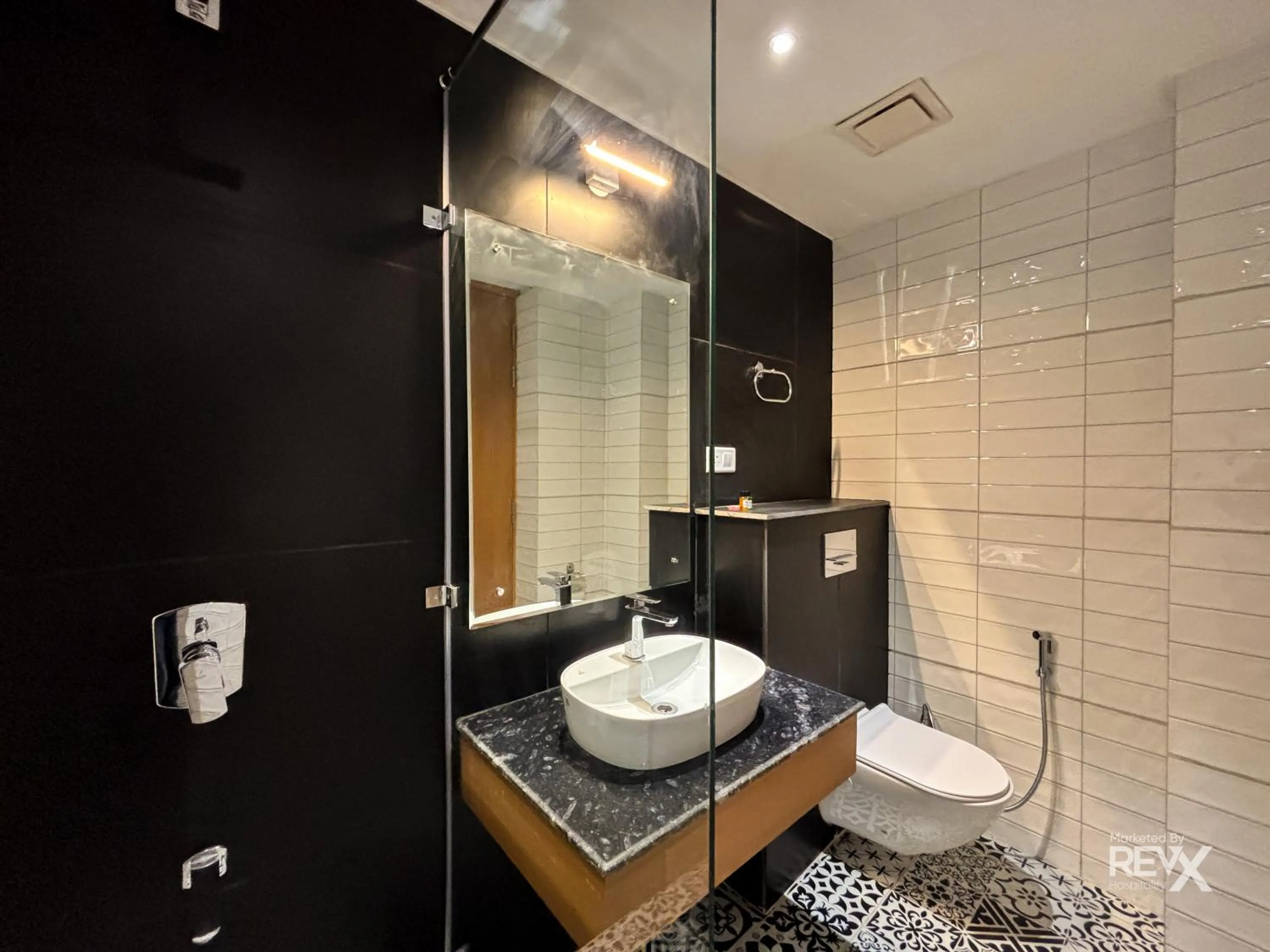 Shower in Oak Leaf Hotel