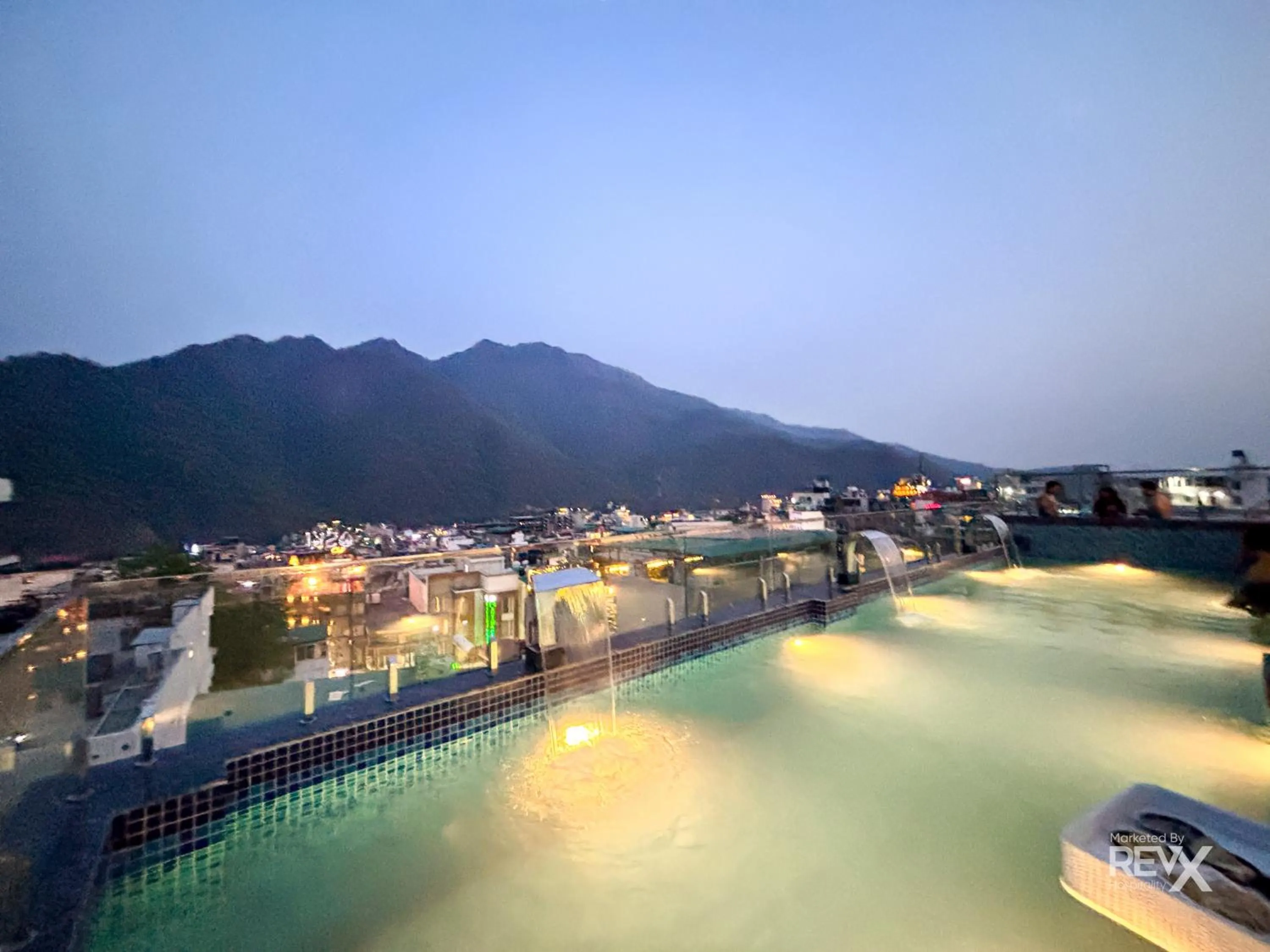 Night in Oak Leaf Hotel