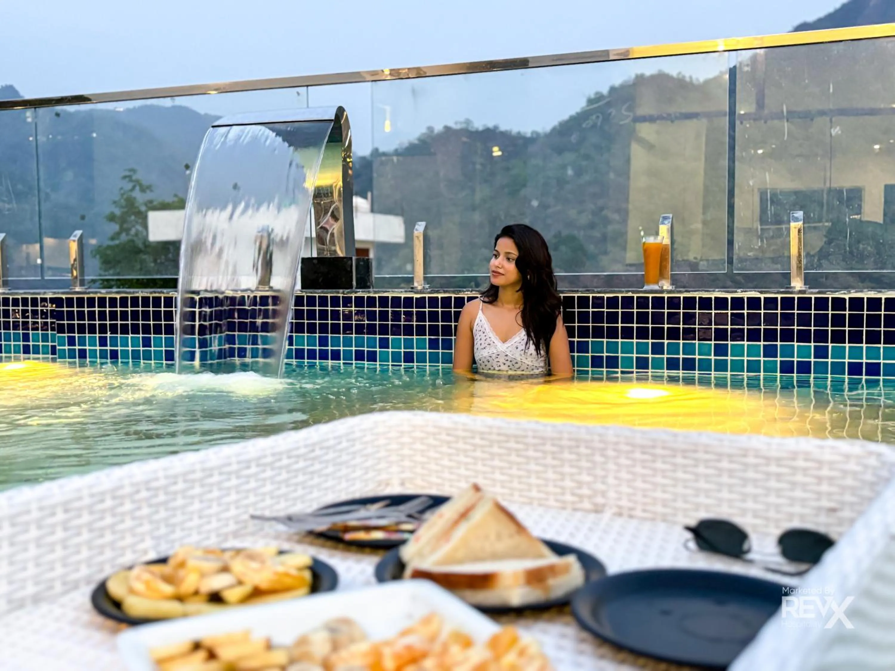 Swimming pool in Oak Leaf Hotel