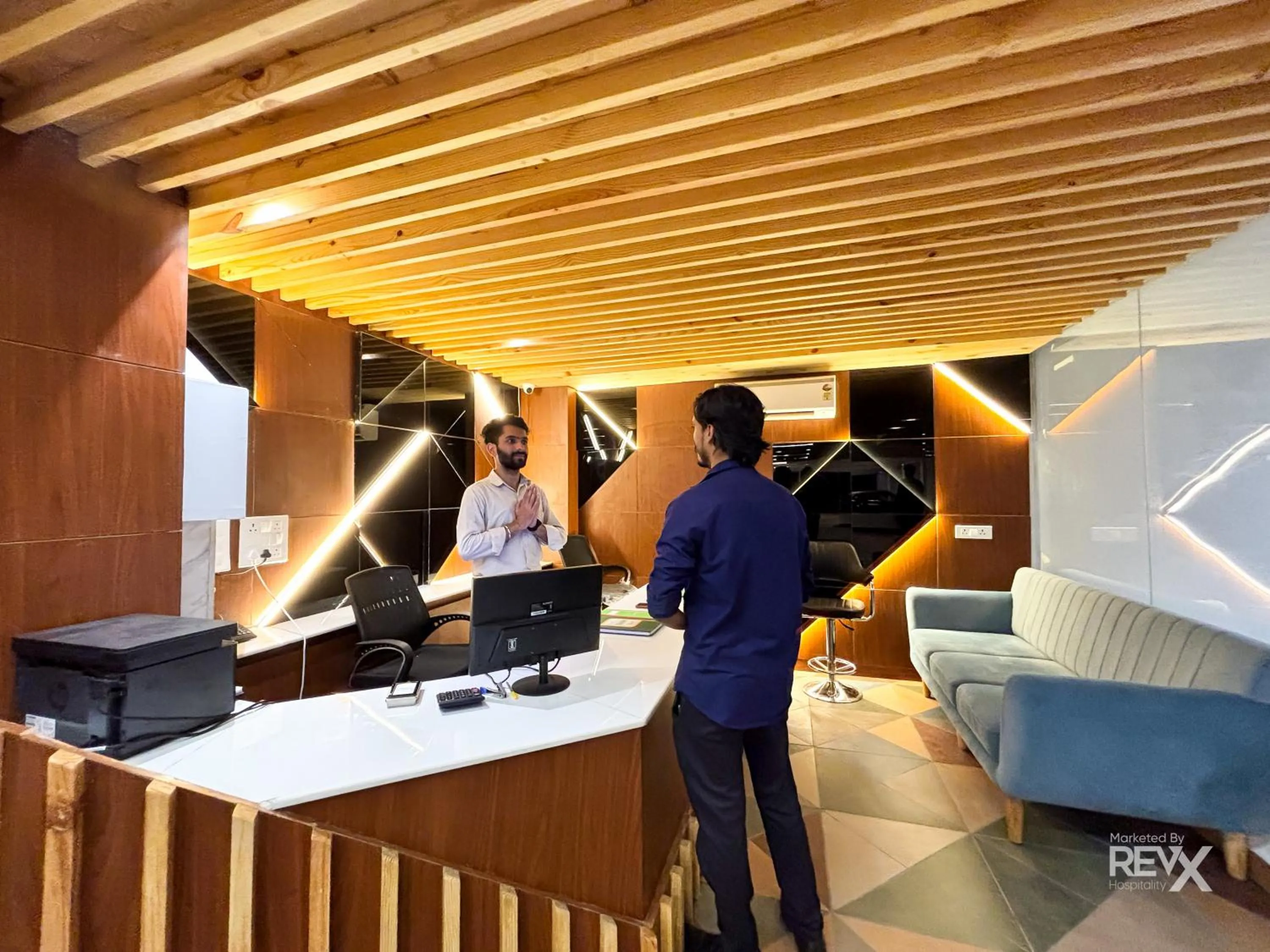 People in Oak Leaf Hotel