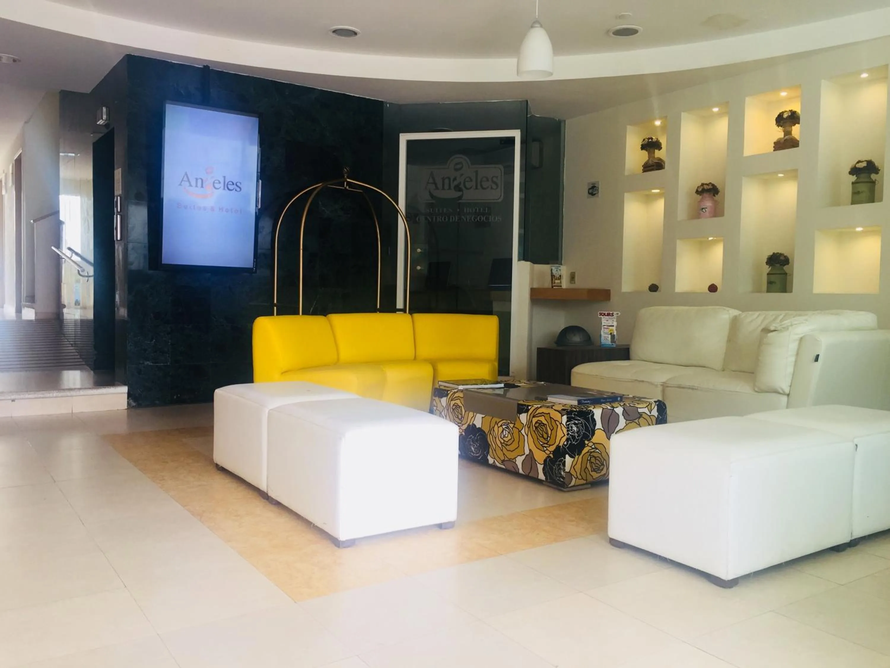 TV and multimedia in Angeles Suites & Hotel