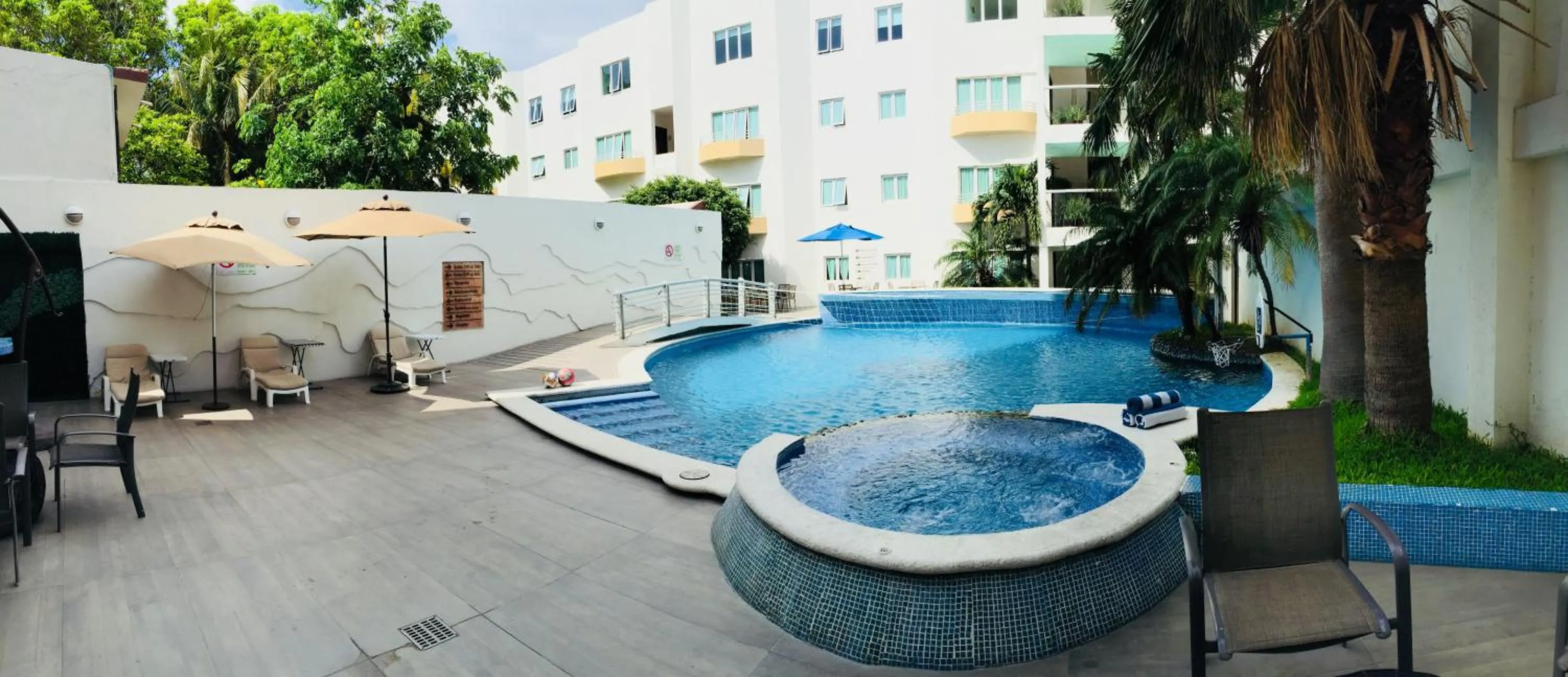Swimming pool in Angeles Suites & Hotel
