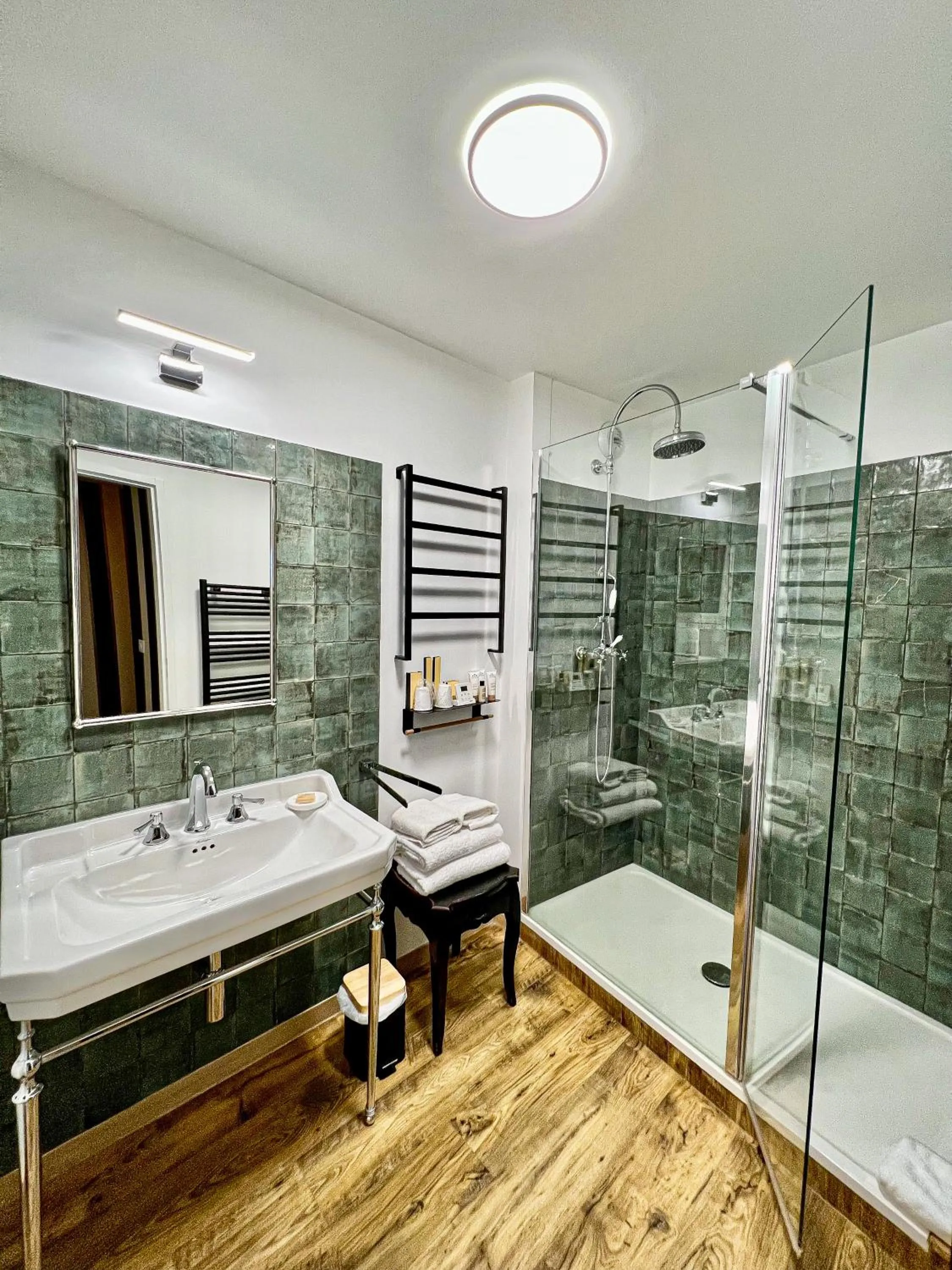 Bathroom in Hôtel des Basses Pyrénées - Bayonne