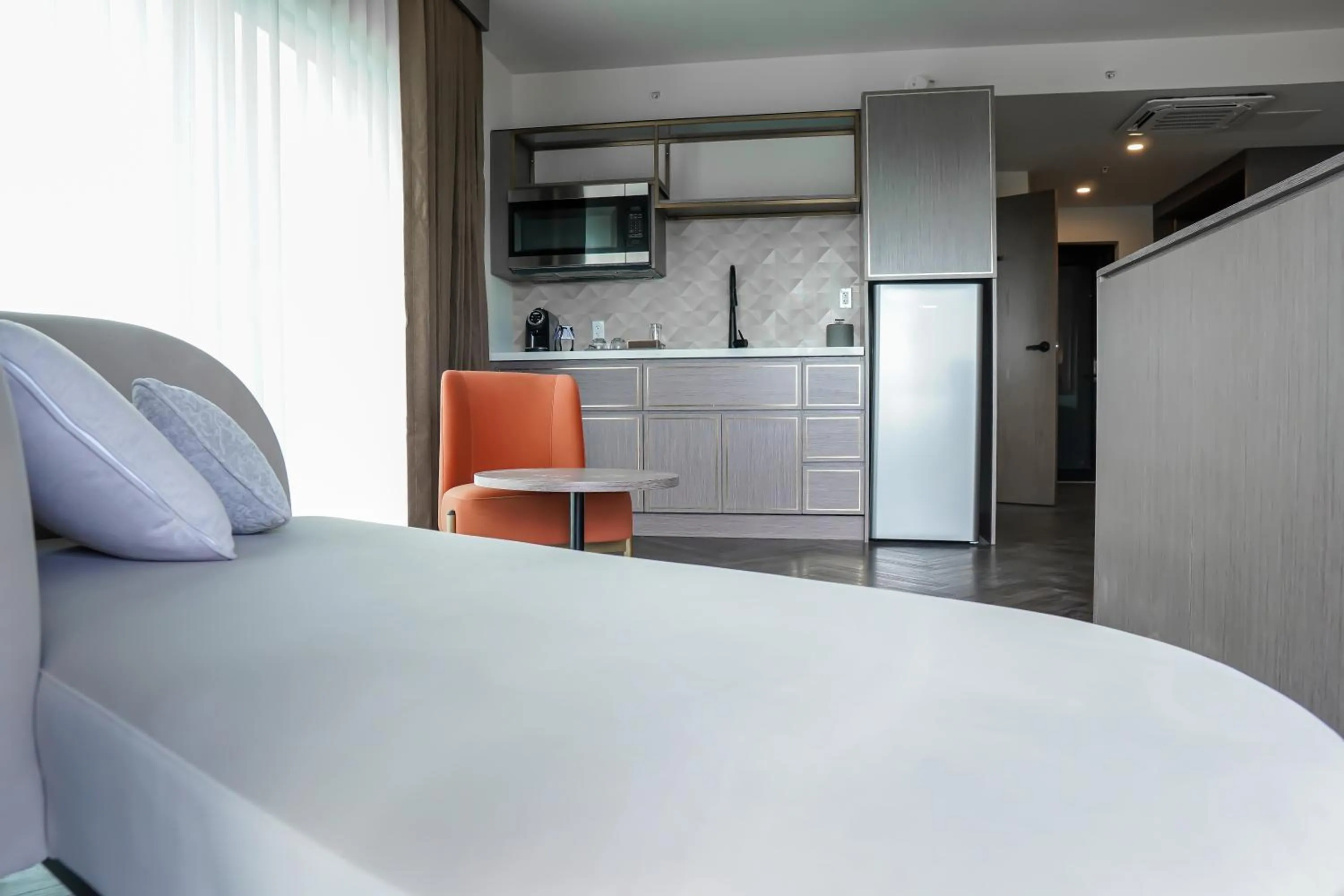 Kitchen or kitchenette, Bed in Barley House Hotel, Trademark Collection by Wyndham