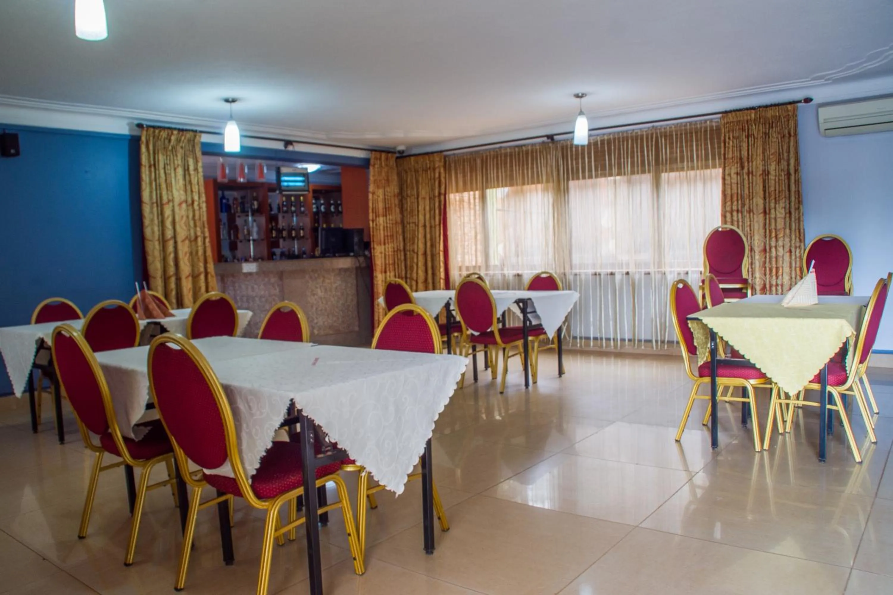 Restaurant/places to eat in Landmark View Hotel