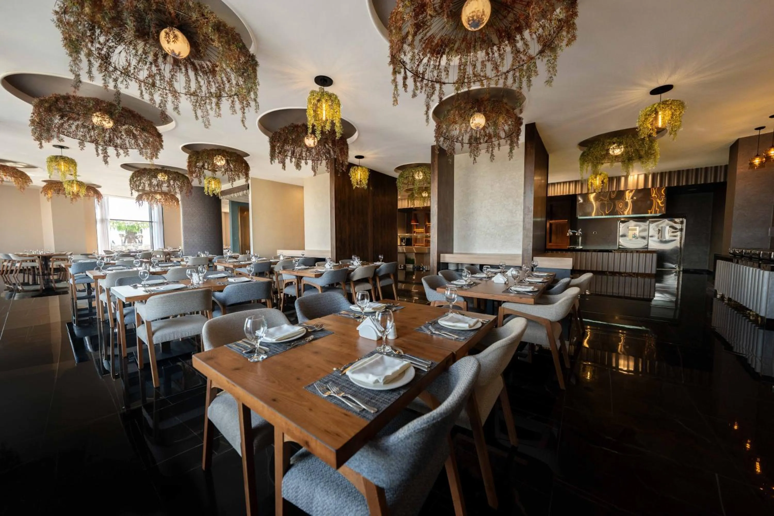 Restaurant/places to eat in World Heart Hotel