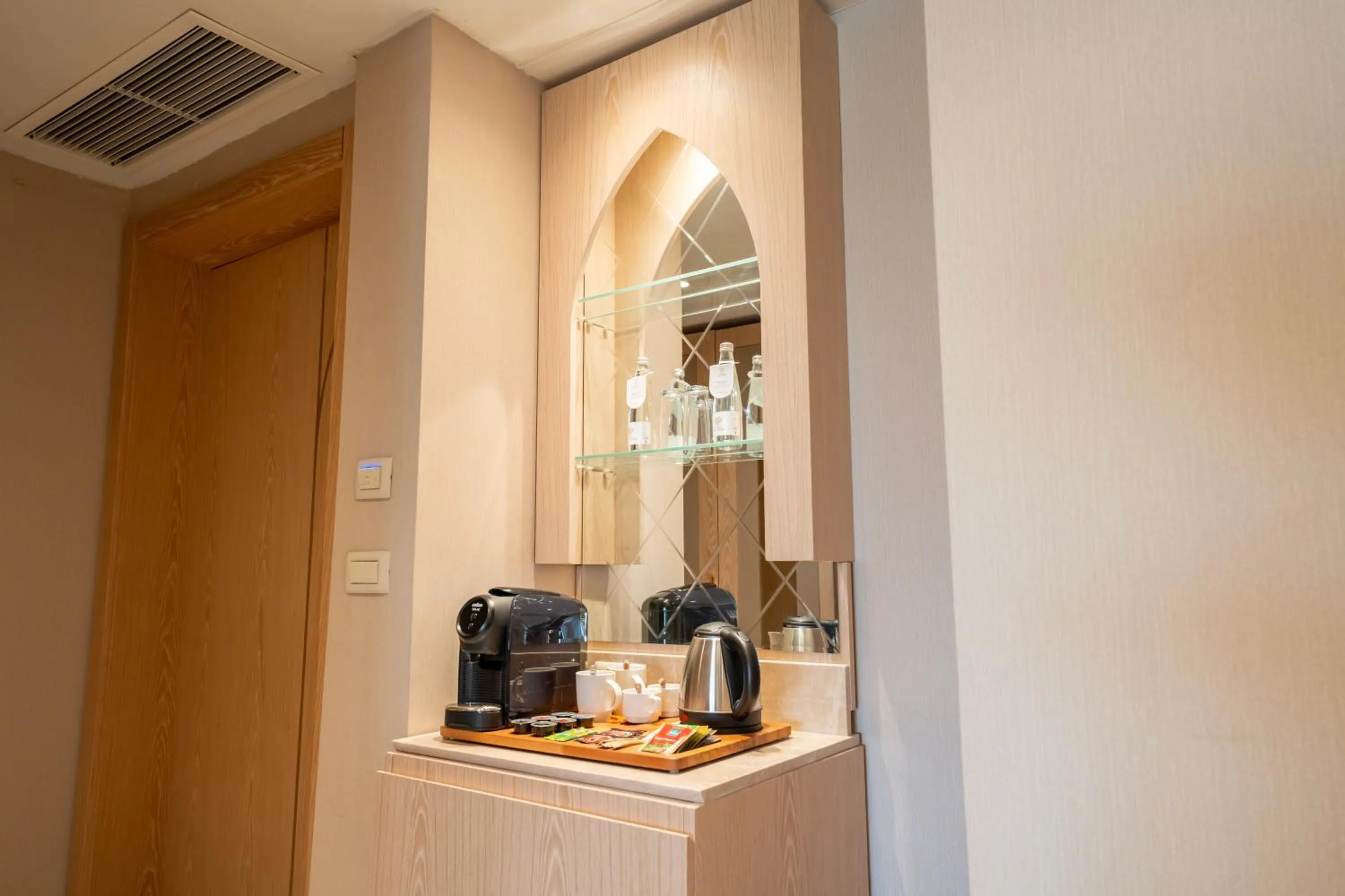Coffee/tea facilities in World Heart Hotel