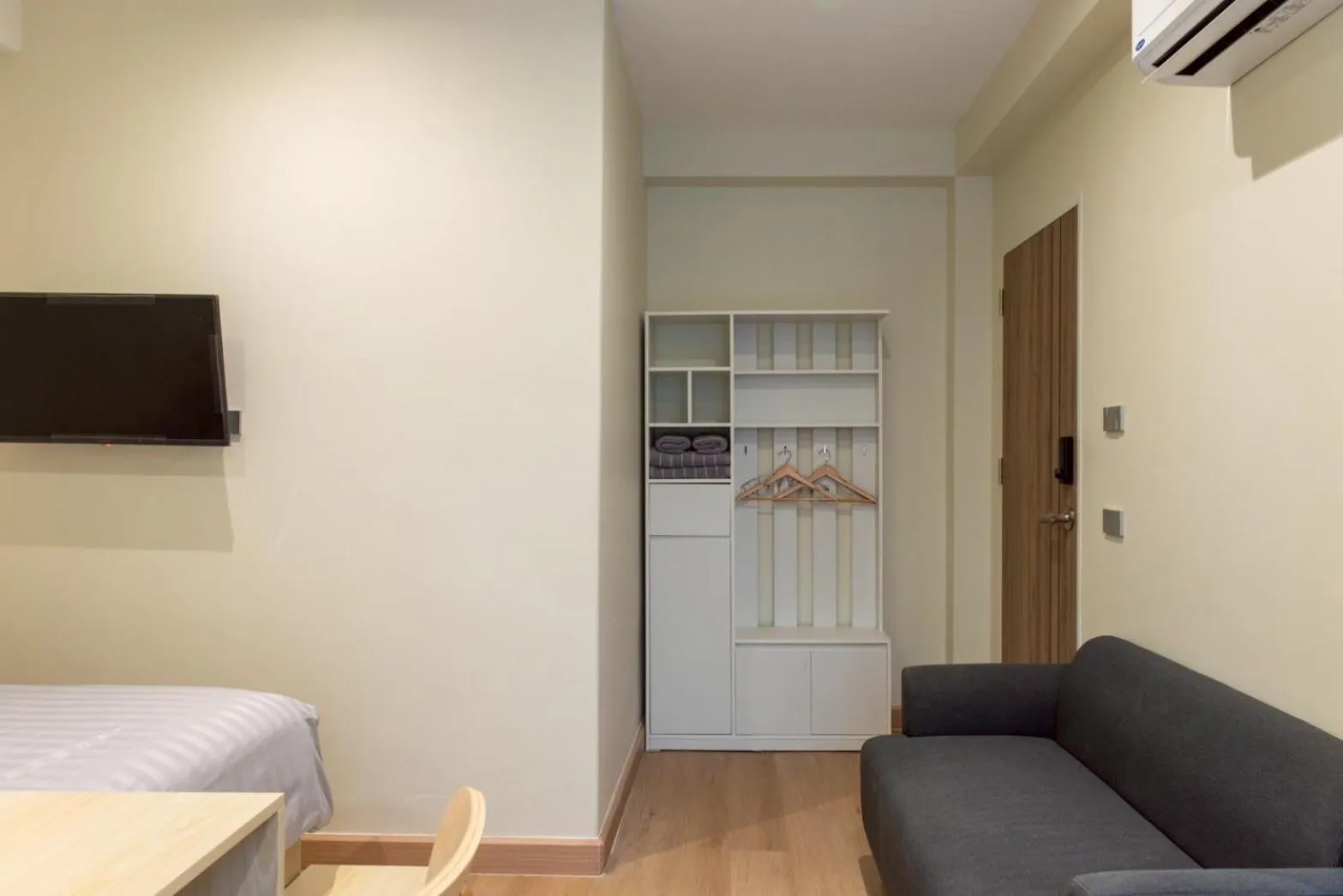 Photo of the whole room, Bed in Shizuka House - 500 m walk to BTS Phrom Phong