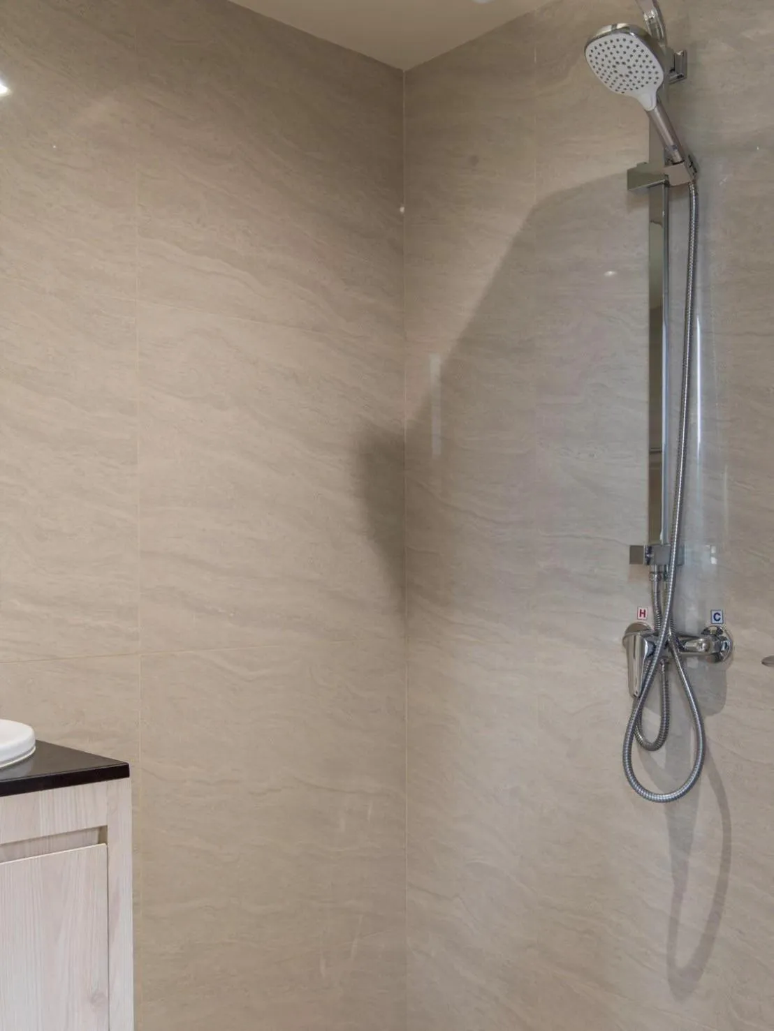 Shower in Shizuka House - 500 m walk to BTS Phrom Phong