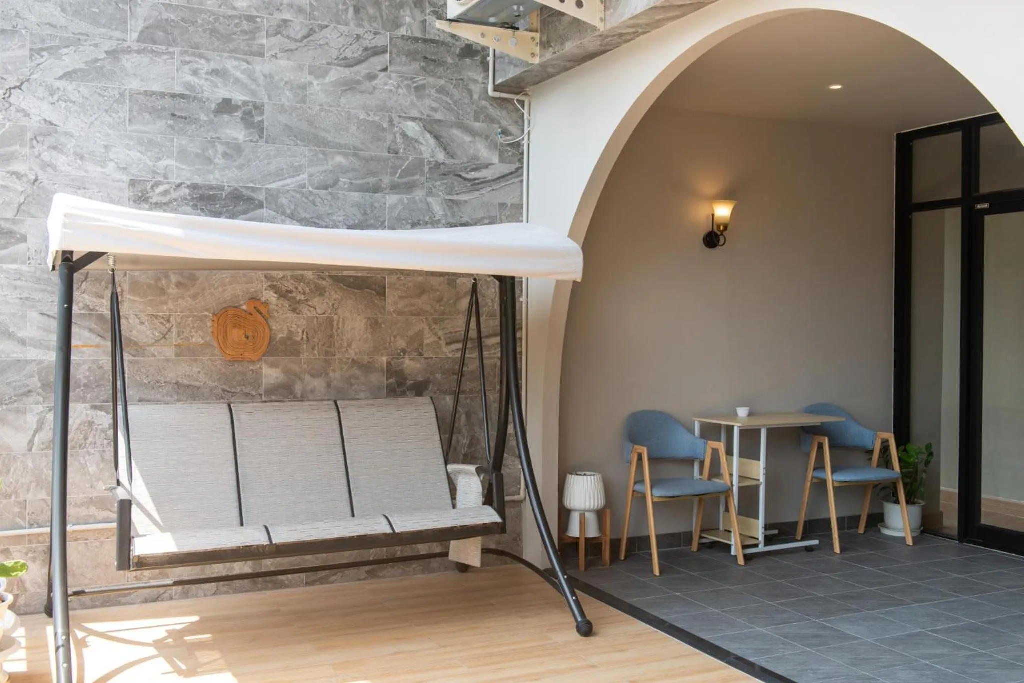 Patio in Shizuka House - 500 m walk to BTS Phrom Phong