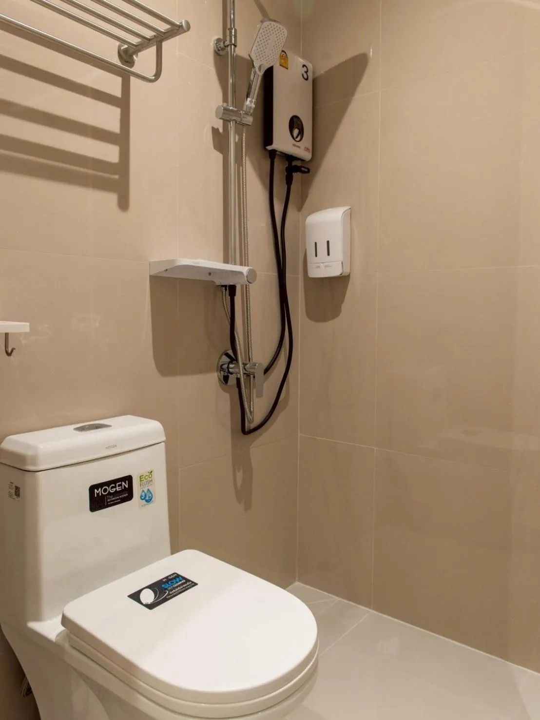 Toilet in Shizuka House - 500 m walk to BTS Phrom Phong