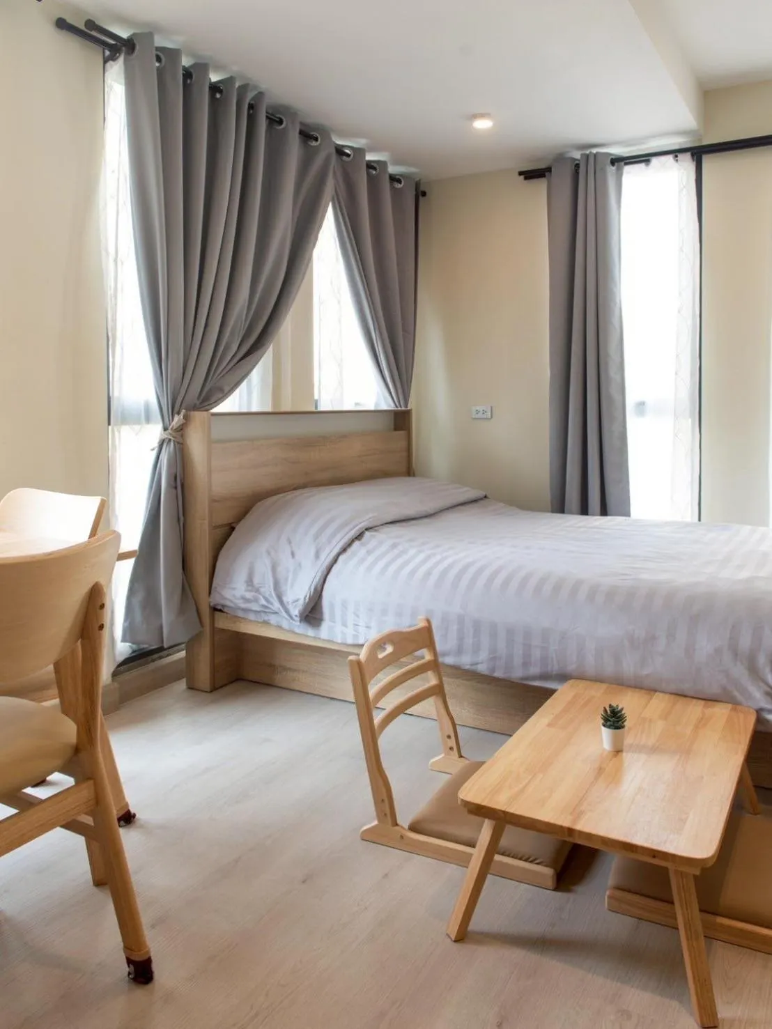 Photo of the whole room, Bed in Shizuka House - 500 m walk to BTS Phrom Phong