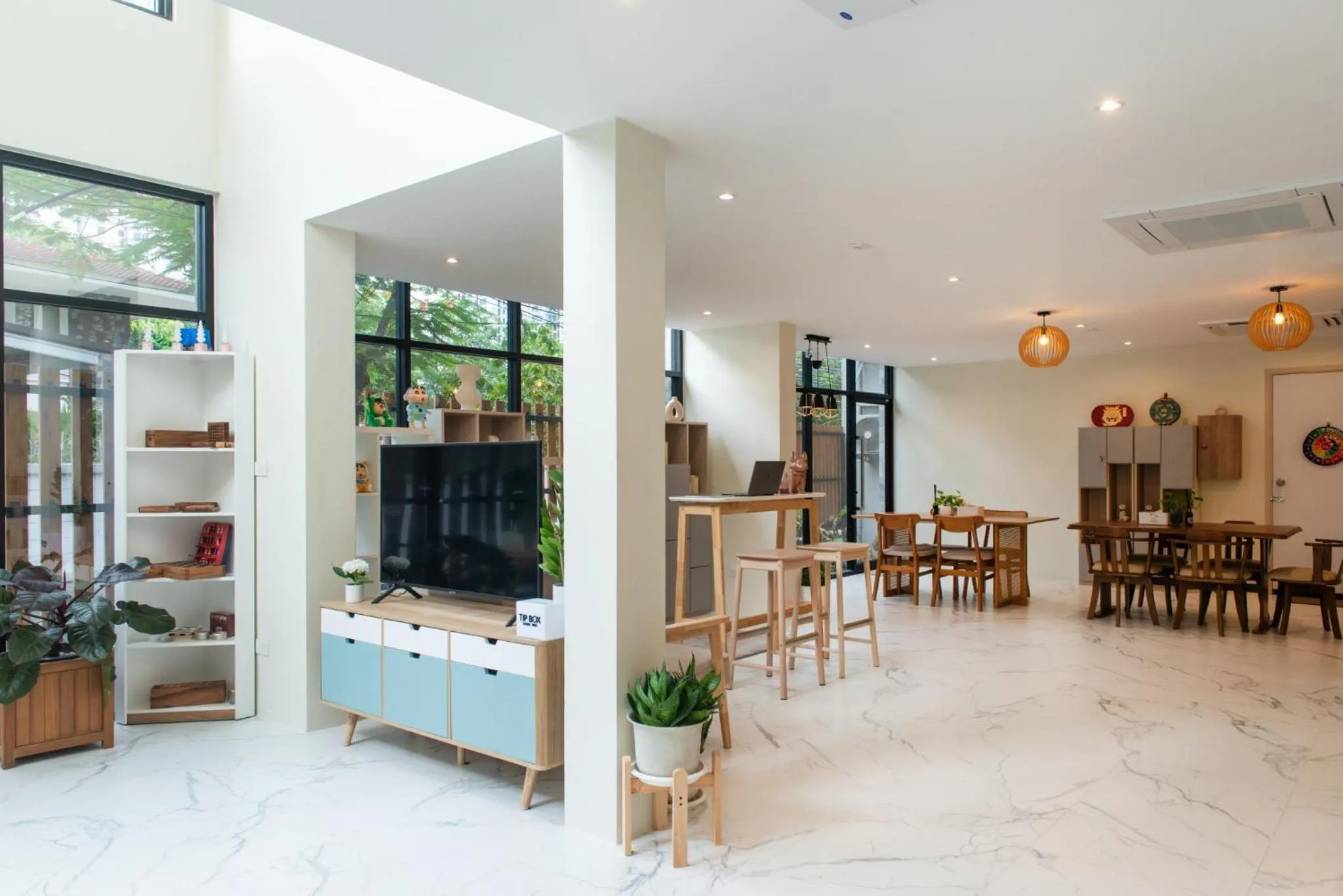 Communal lounge/ TV room in Shizuka House - 500 m walk to BTS Phrom Phong