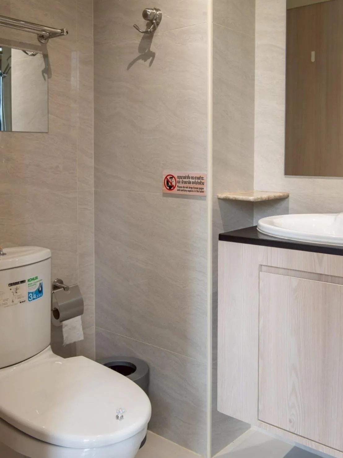 Bathroom in Shizuka House - 500 m walk to BTS Phrom Phong