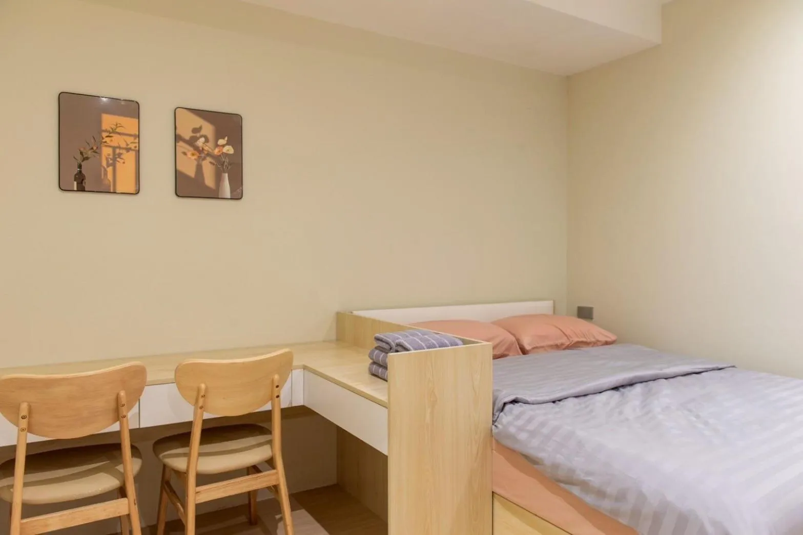 Photo of the whole room, Bed in Shizuka House - 500 m walk to BTS Phrom Phong