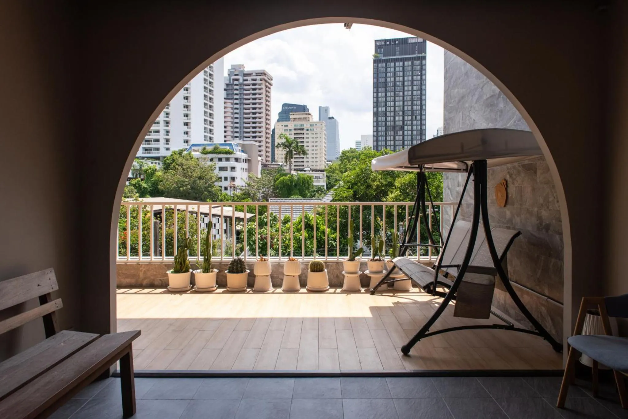 Patio in Shizuka House - 500 m walk to BTS Phrom Phong