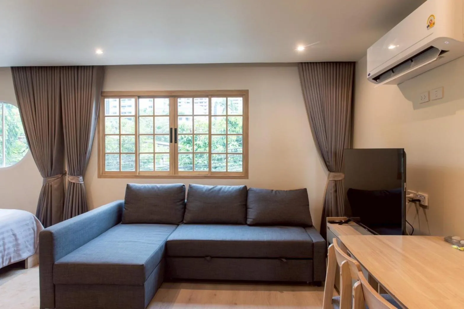 Seating area in Shizuka House - 500 m walk to BTS Phrom Phong