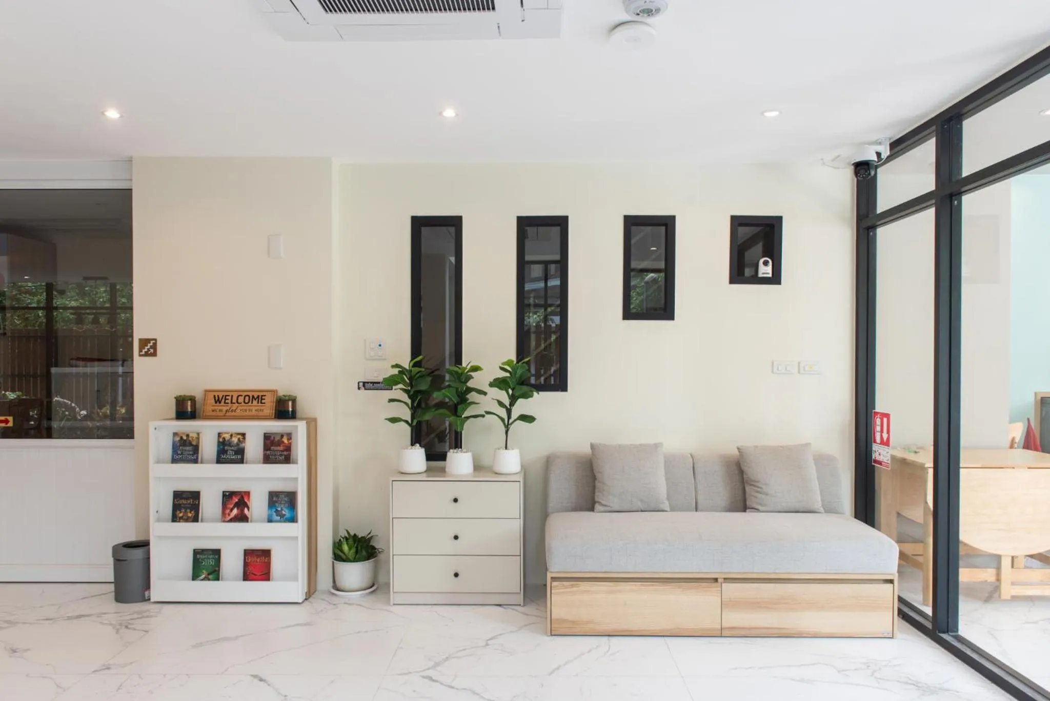 Seating area in Shizuka House - 500 m walk to BTS Phrom Phong