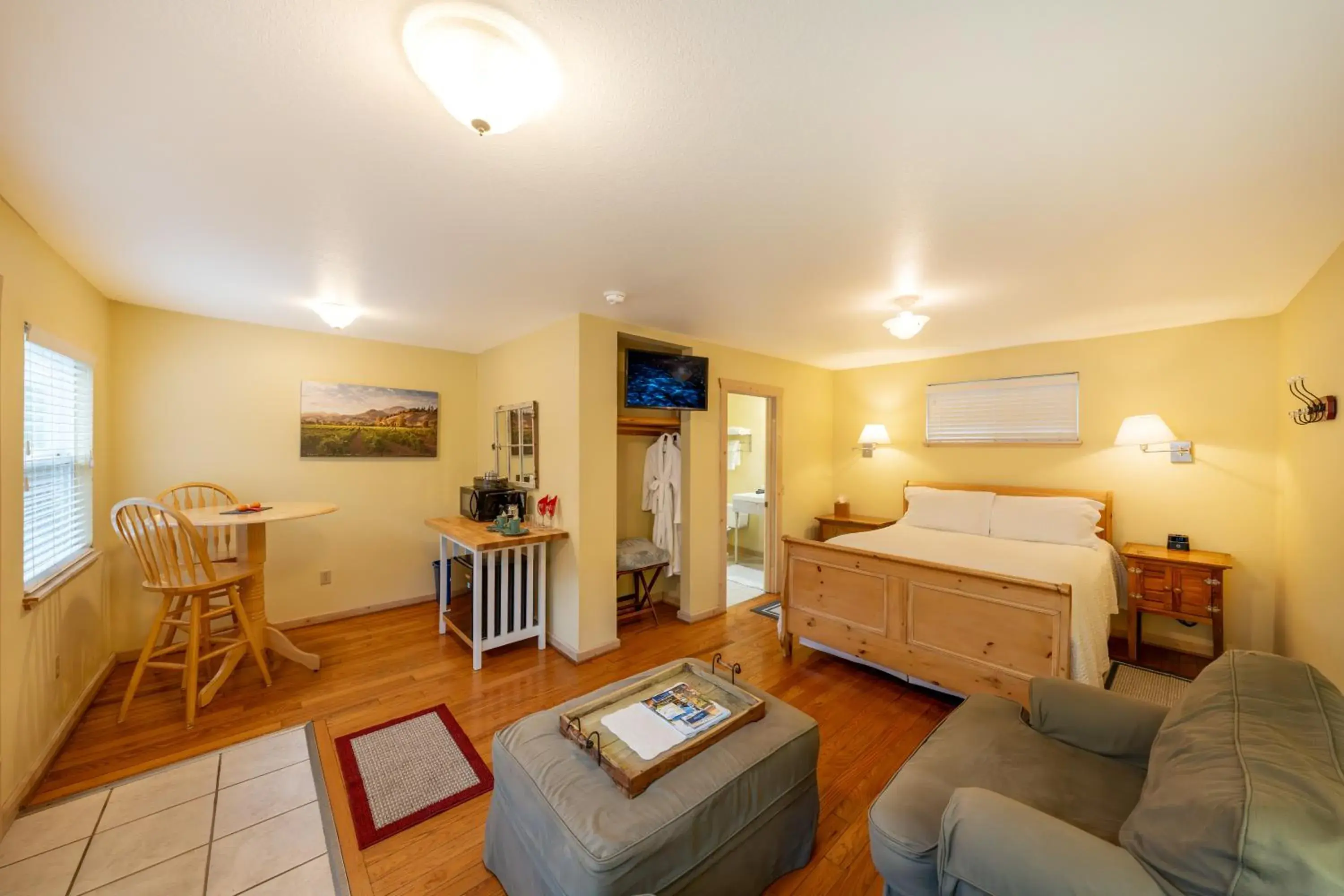 Queen Room in Aurora Park Cottages Queen Room in Aurora Park Cottages