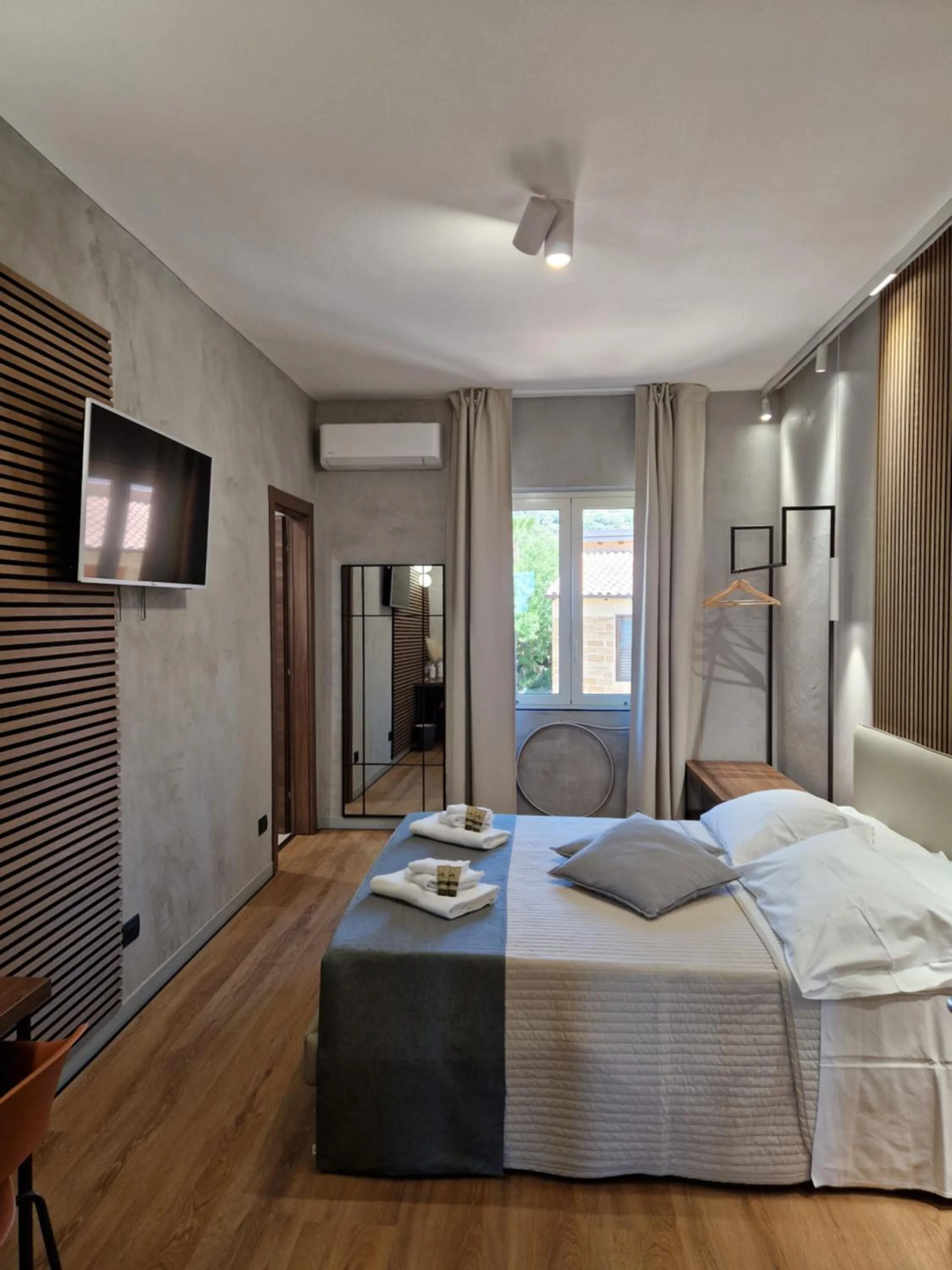 Photo of the whole room, Bed in Villa Lekythos