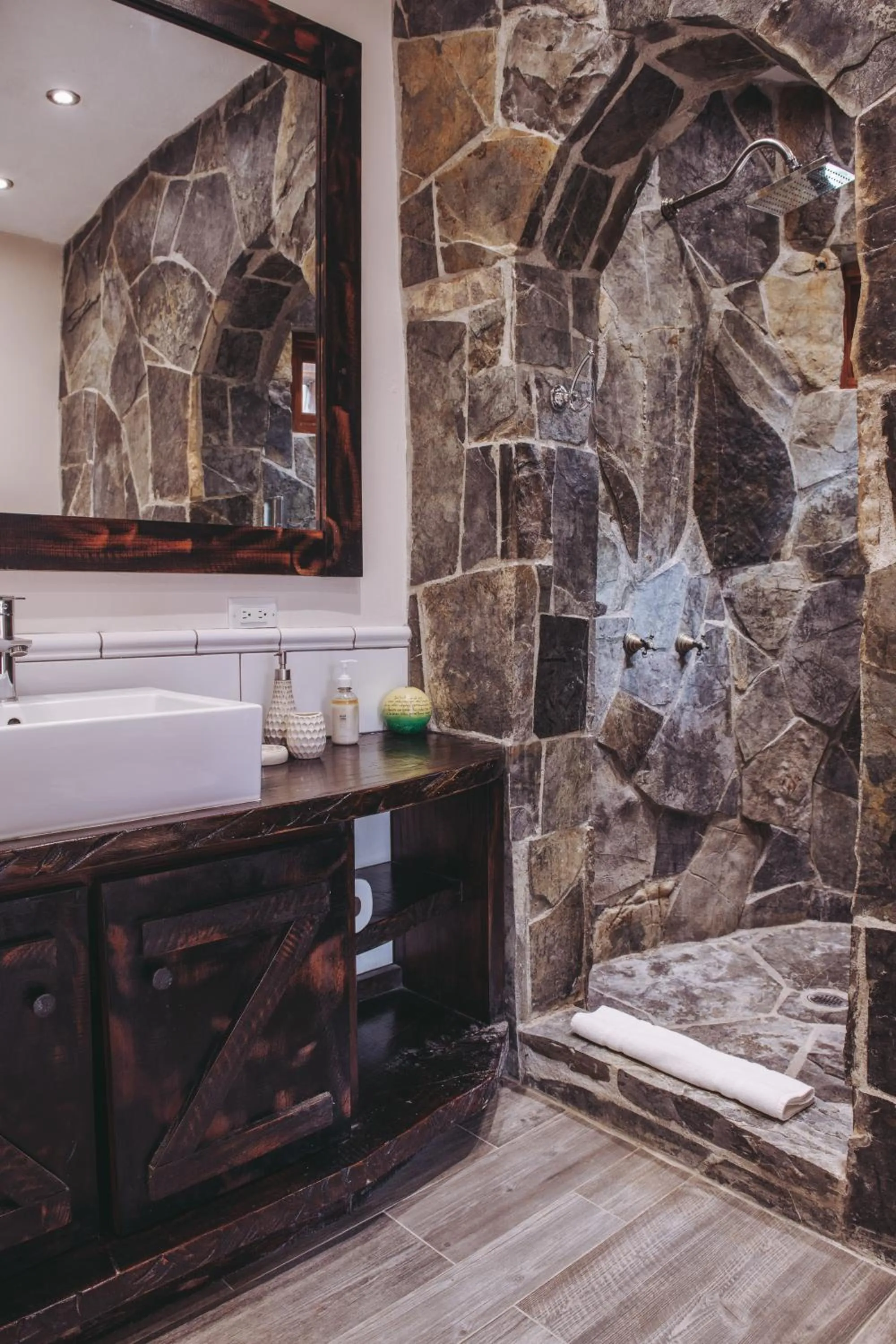 Bathroom in Sansara Surf Yoga & Resort