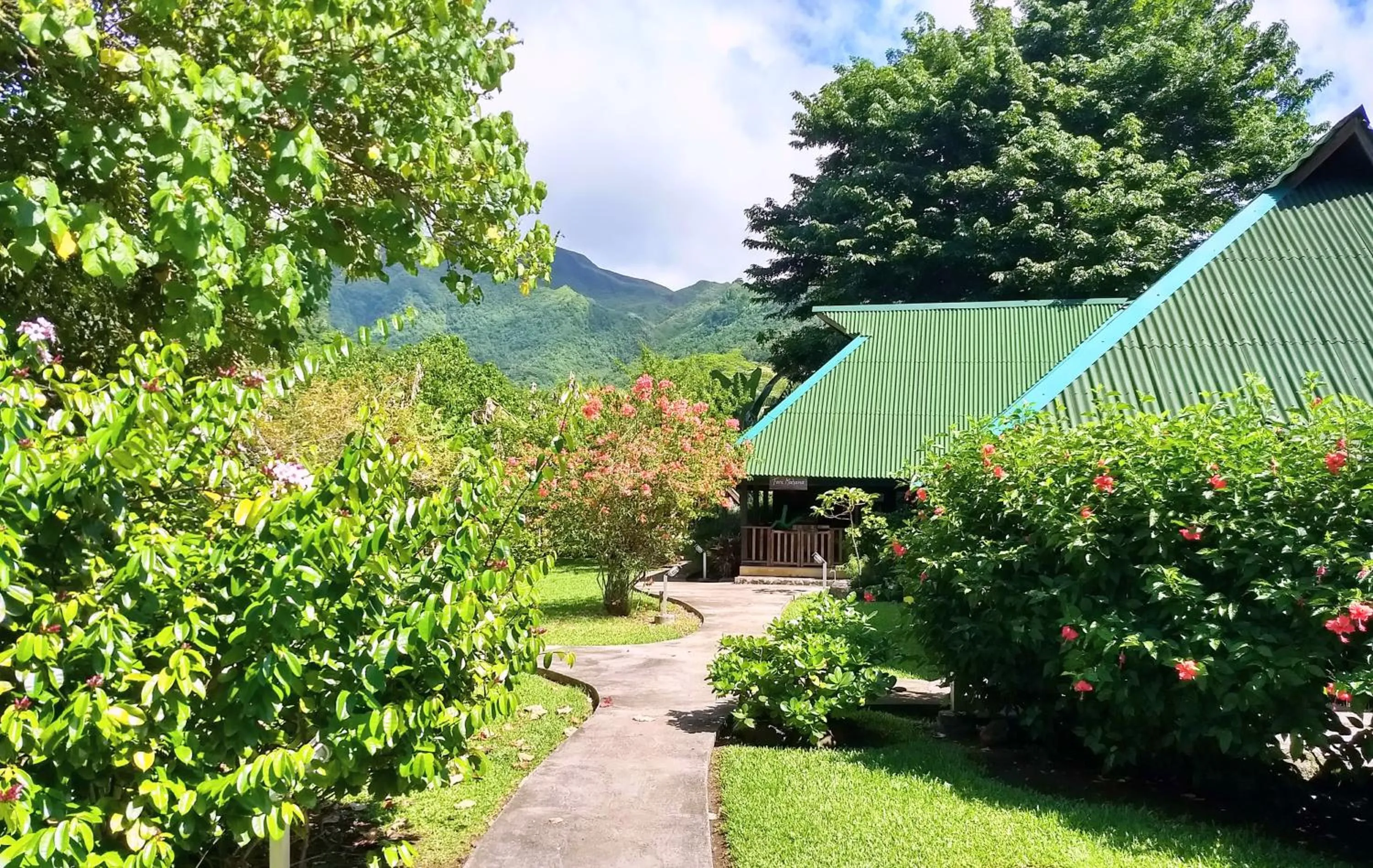 Facade/entrance in Pension Les Trois Cascades