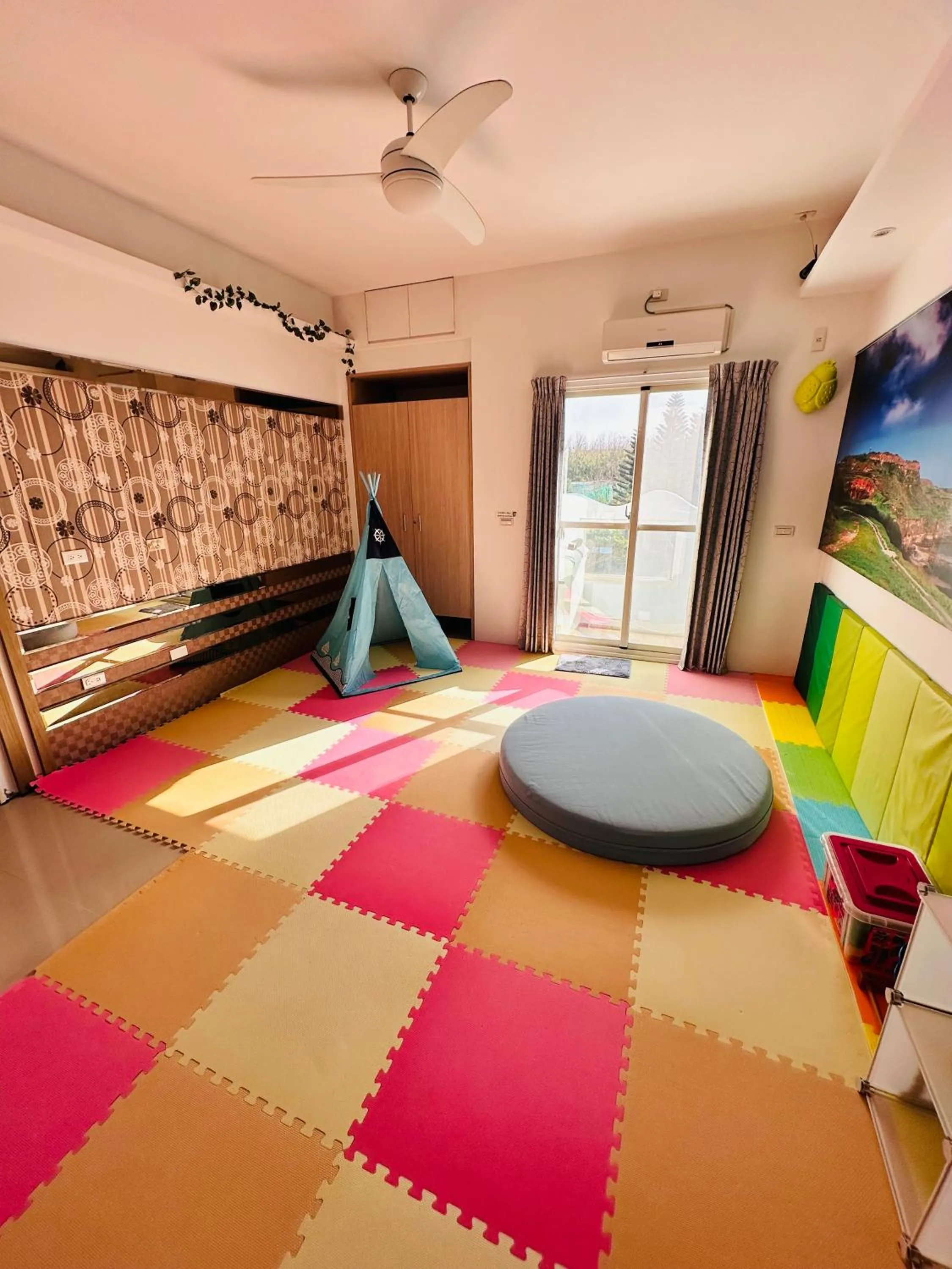 Children play ground, Bed in Yurong B&B