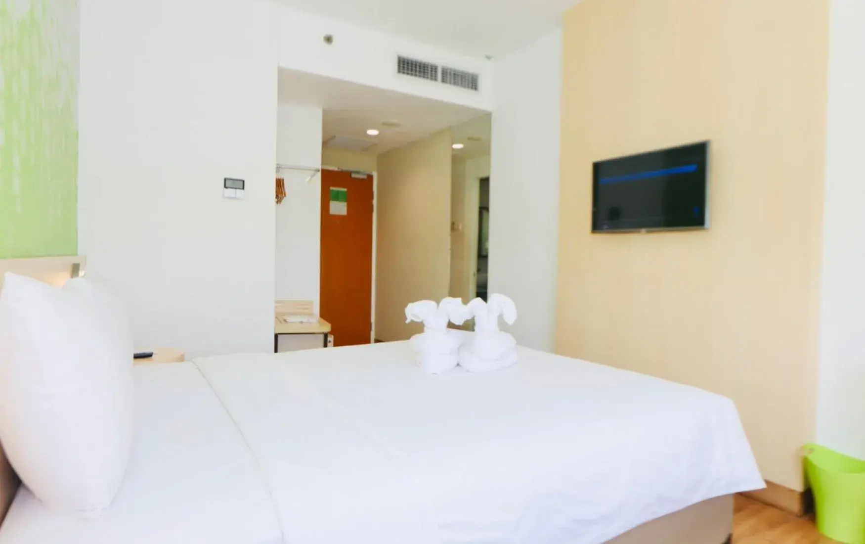 Bed in Zest Jemursari by Swiss-Belhotel International Bed in Zest Jemursari by Swiss-Belhotel International