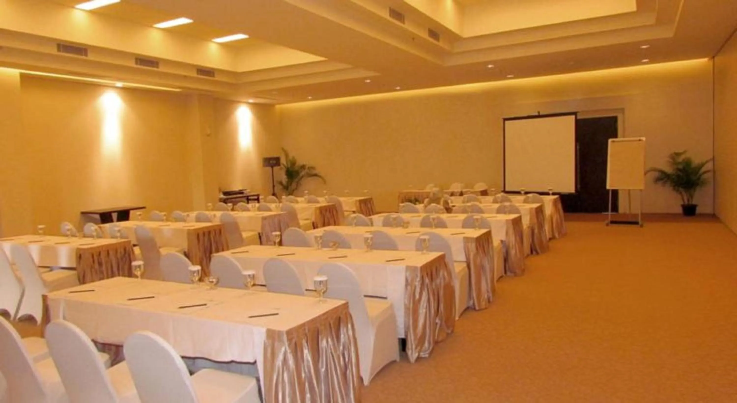 Restaurant/places to eat in Ijen Suites Resort & Convention