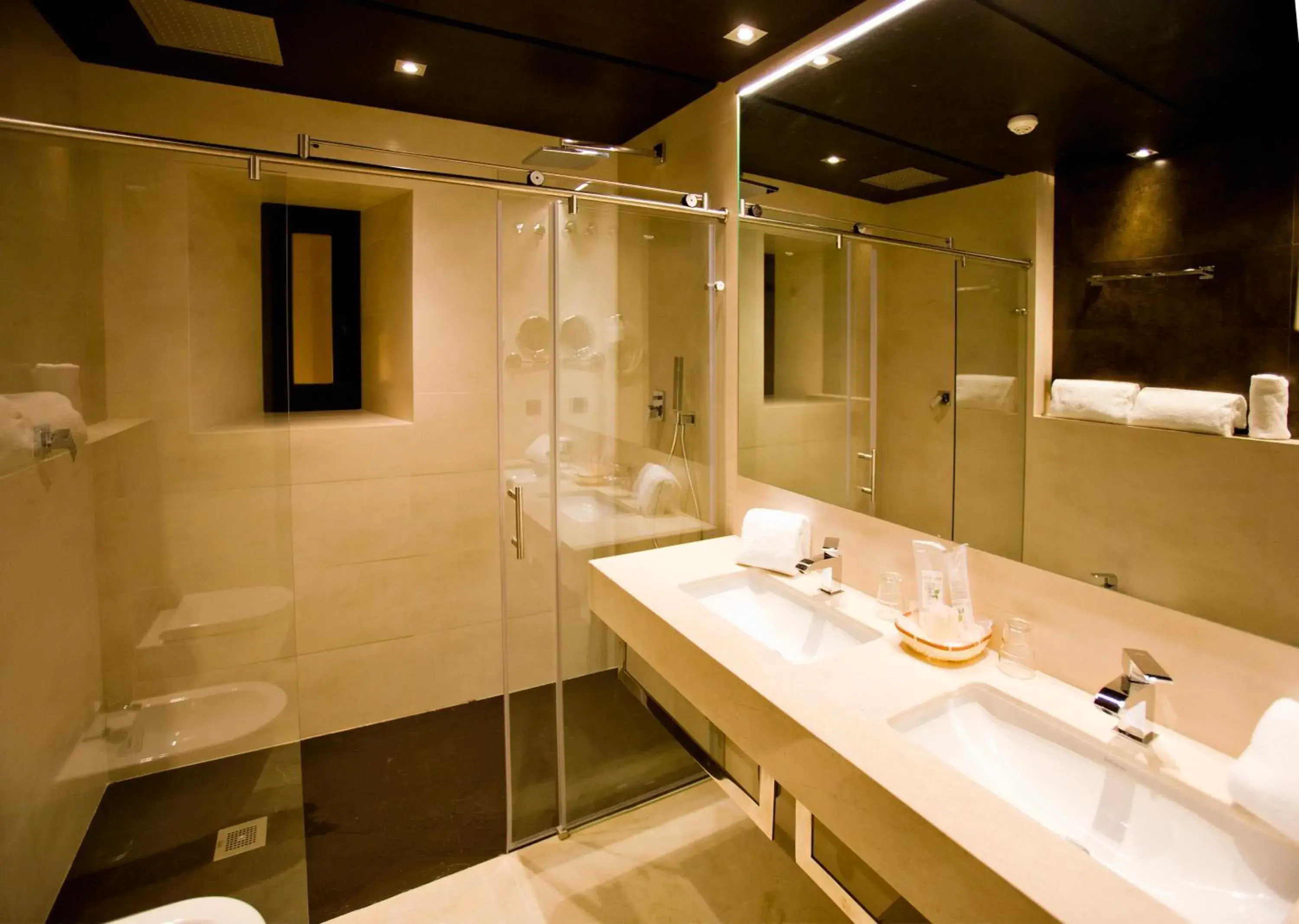 Bathroom in Hotel Barrameda Bathroom in Hotel Barrameda